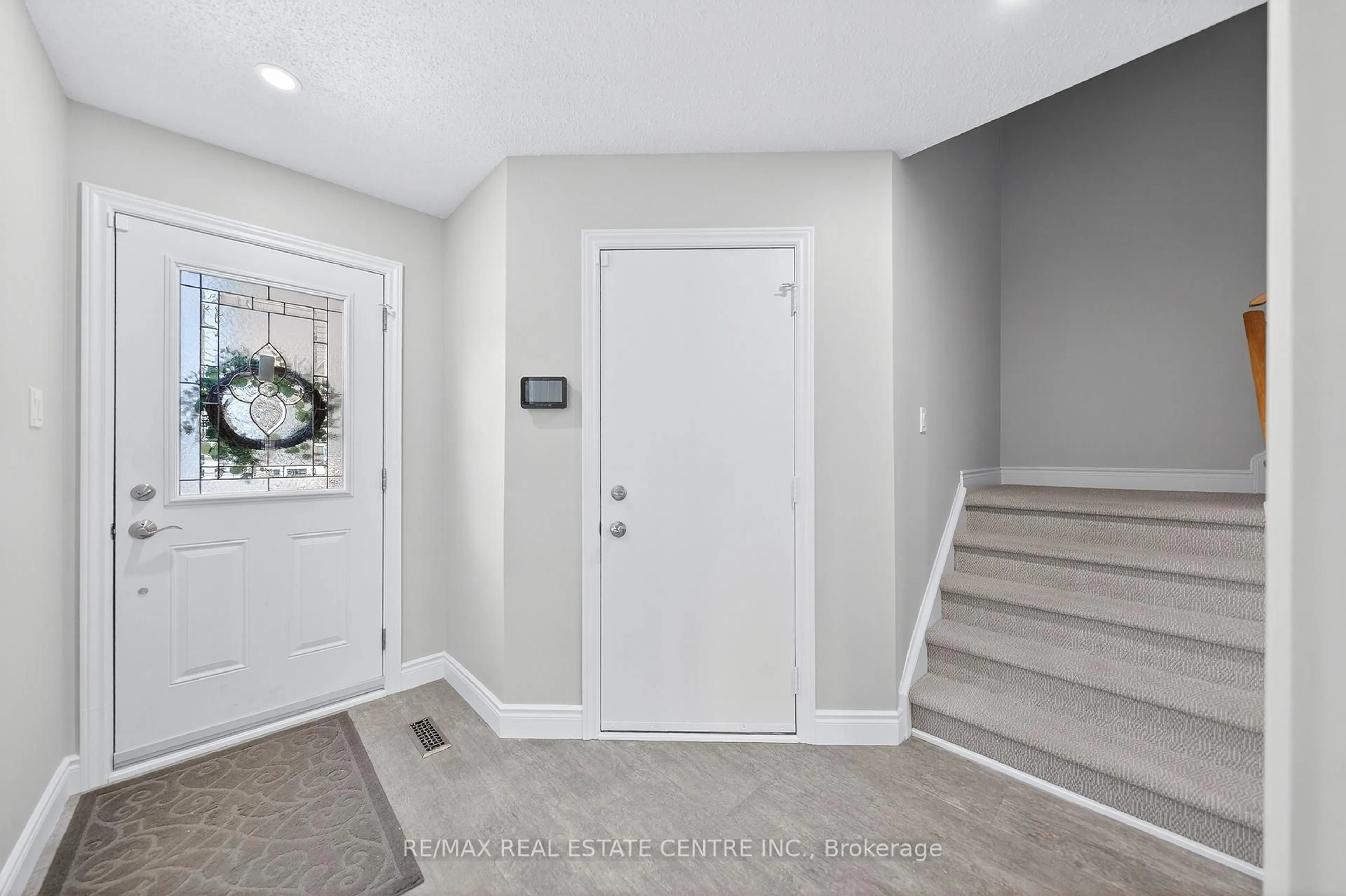 Indoor entryway for 375 Kingscourt Dr #20, Waterloo Ontario N2K 3N7
