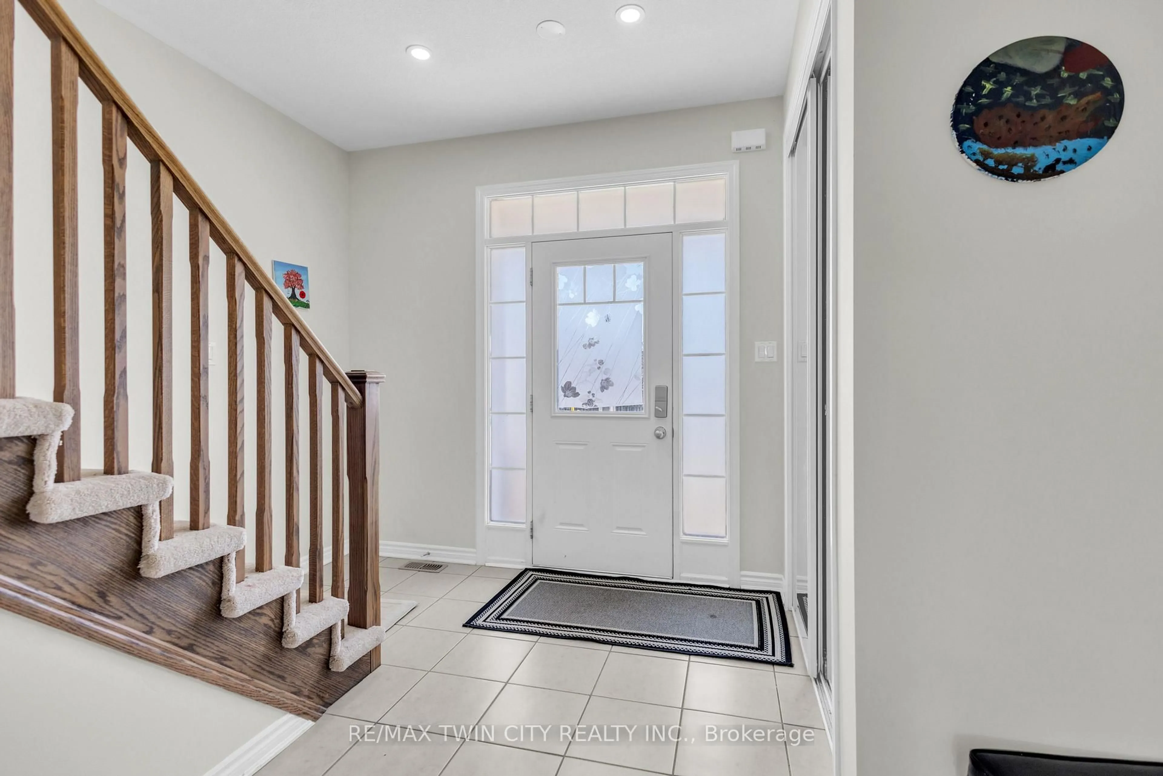 Indoor entryway for 661 Doon South Dr, Kitchener Ontario N2P 0H5