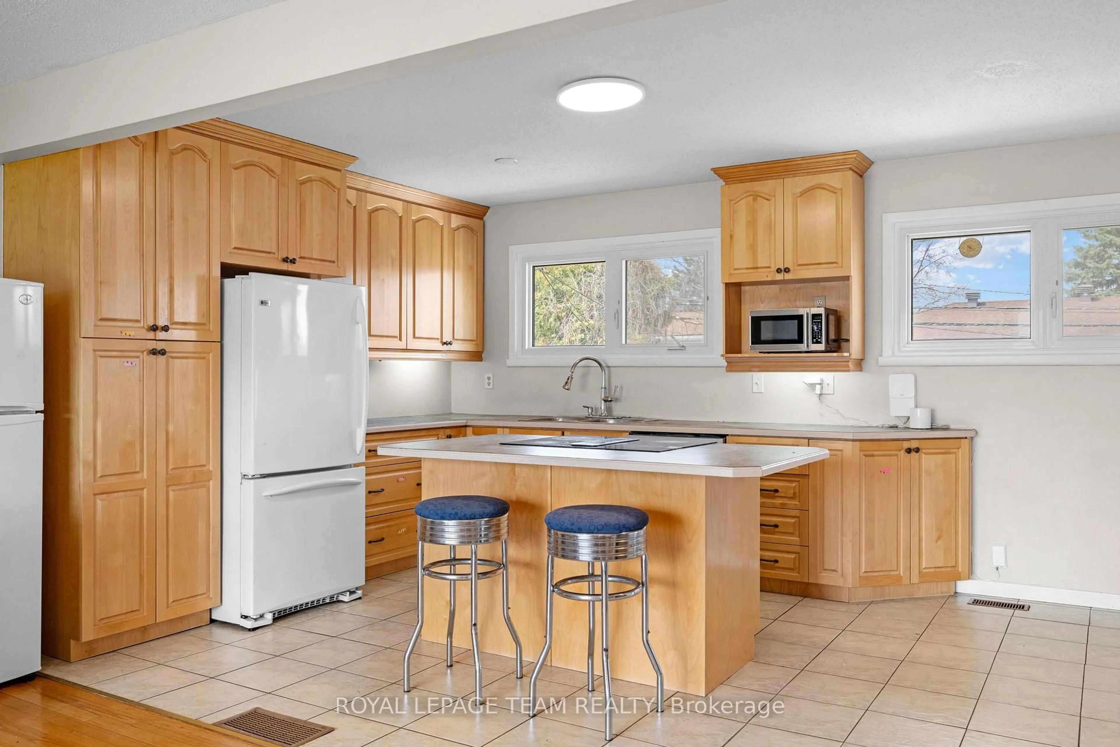 Standard kitchen, ceramic/tile floor for 50 Hilliard Ave, Ottawa Ontario K2E 6C1