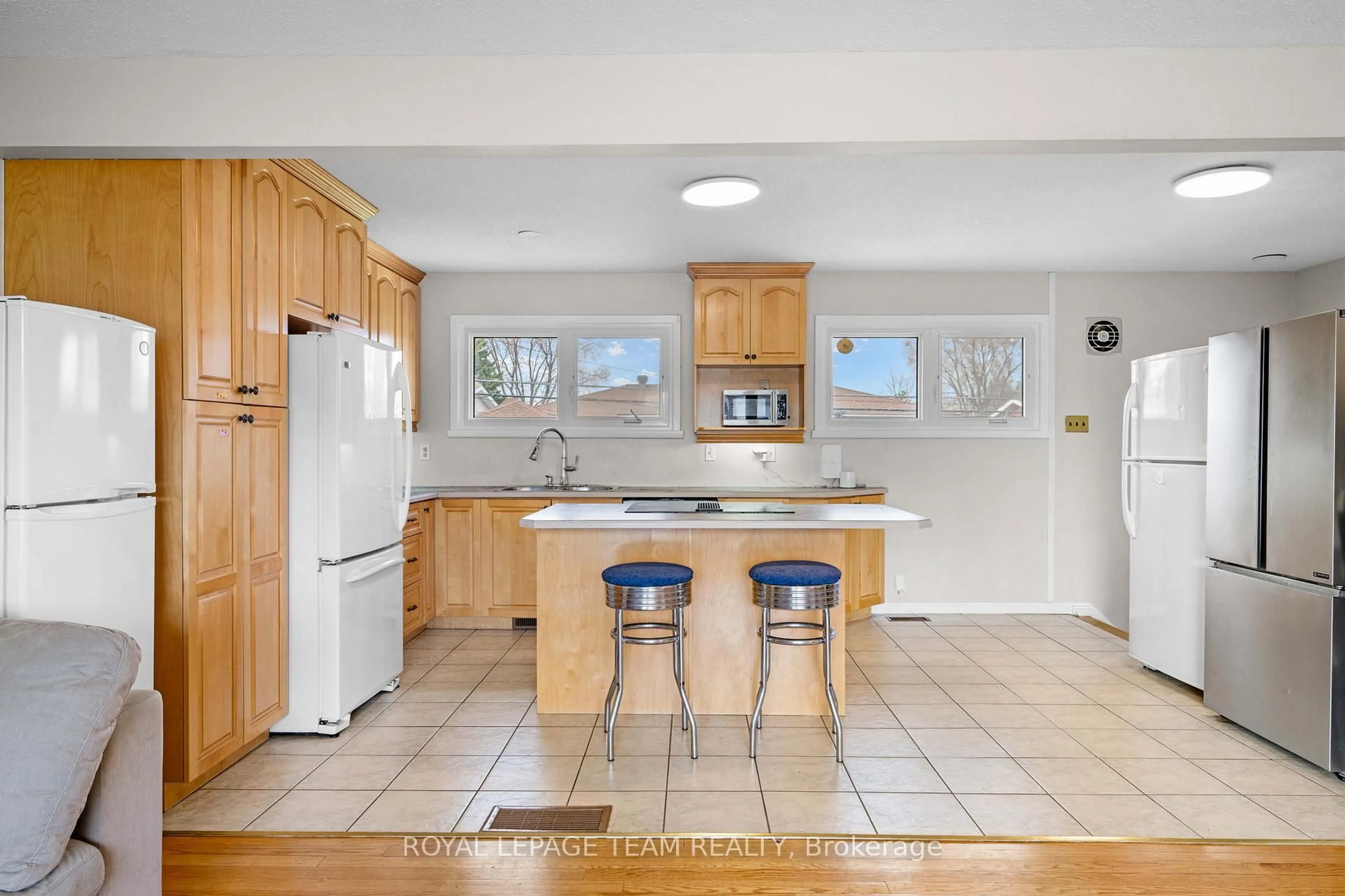 Standard kitchen, ceramic/tile floor for 50 Hilliard Ave, Ottawa Ontario K2E 6C1