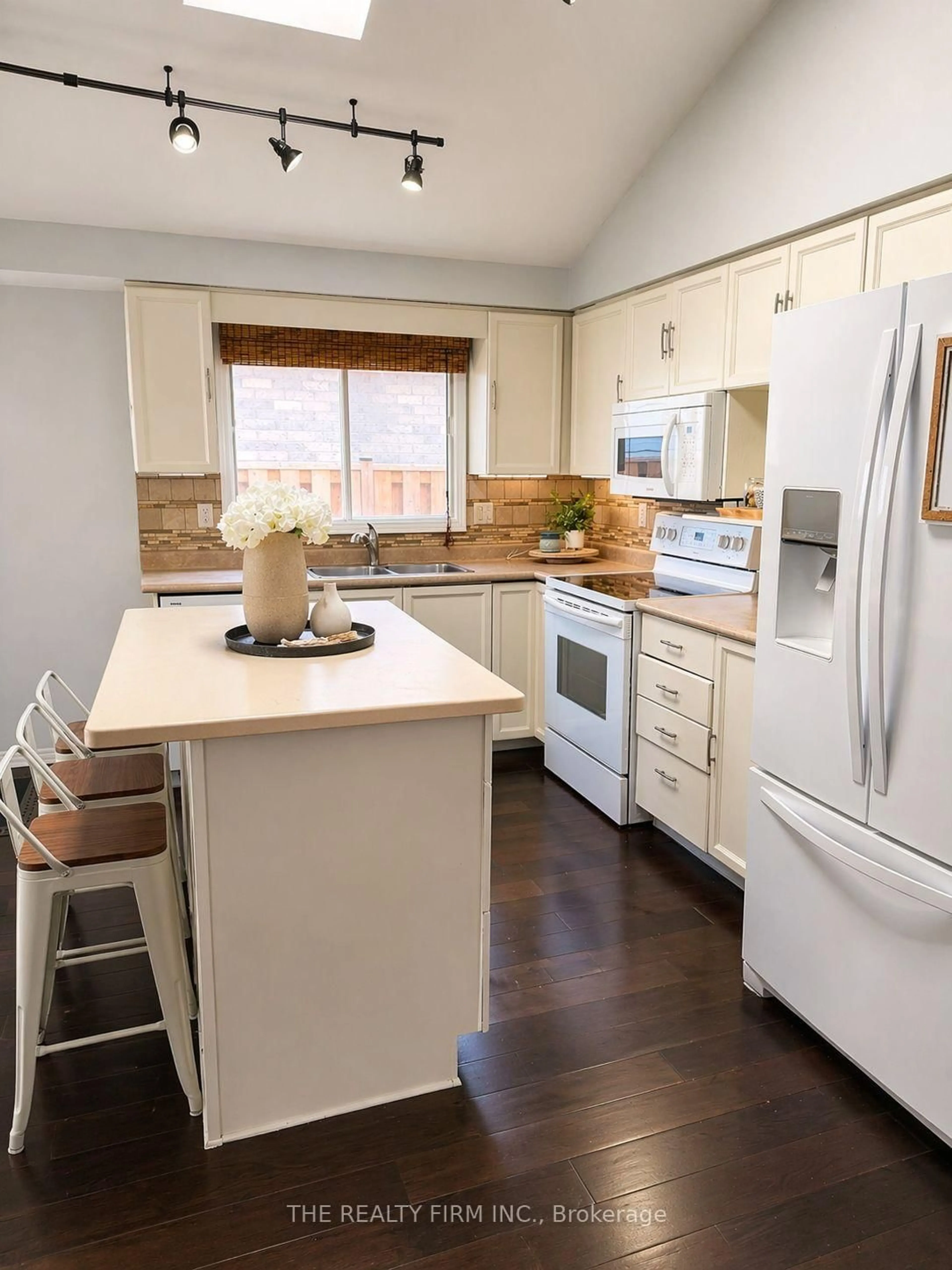 Open concept kitchen, wood/laminate floor for 634 Classic Dr, London East Ontario N5W 5X6