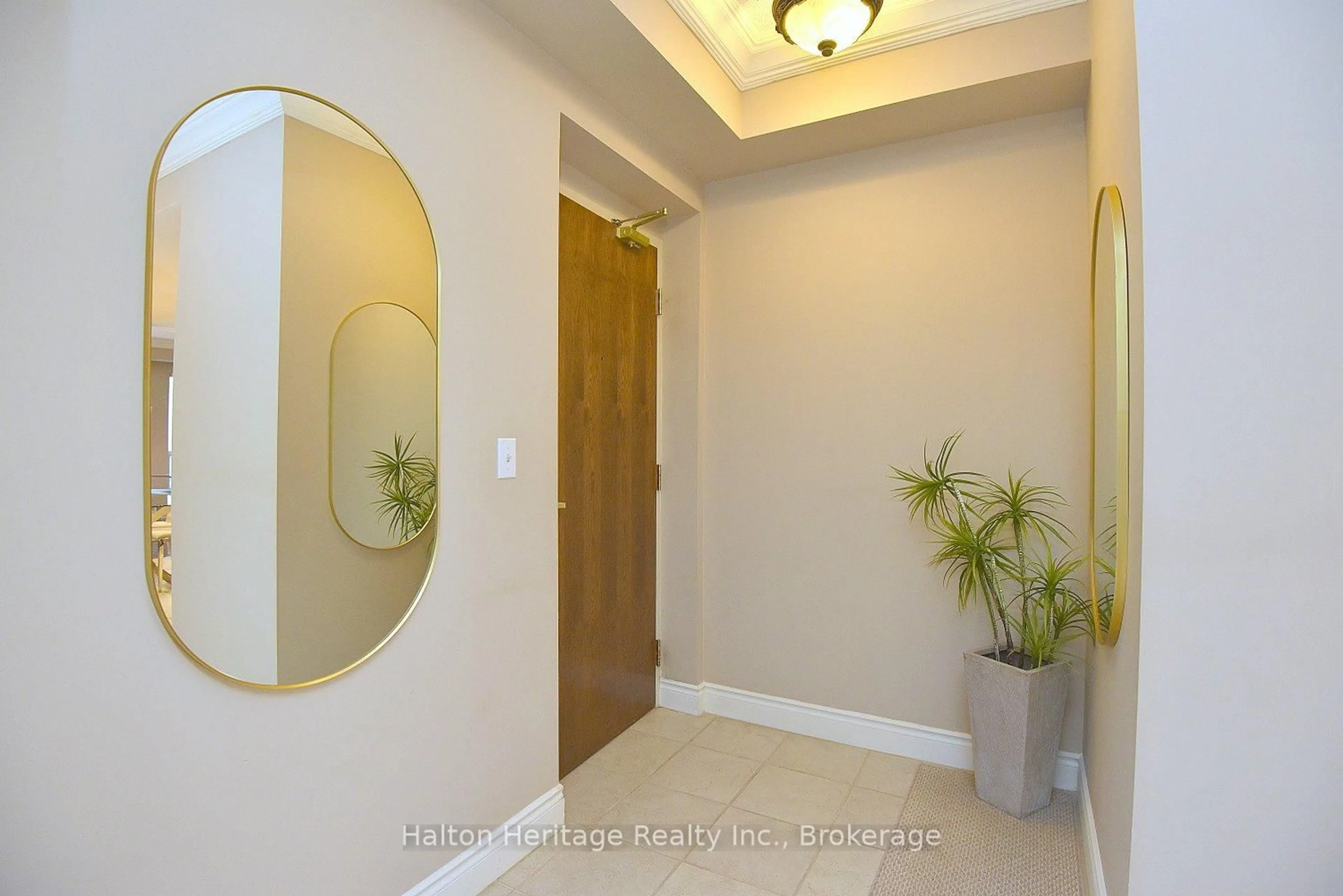 Indoor foyer for 3000 Creekside Dr #501, Hamilton Ontario L9H 7S8