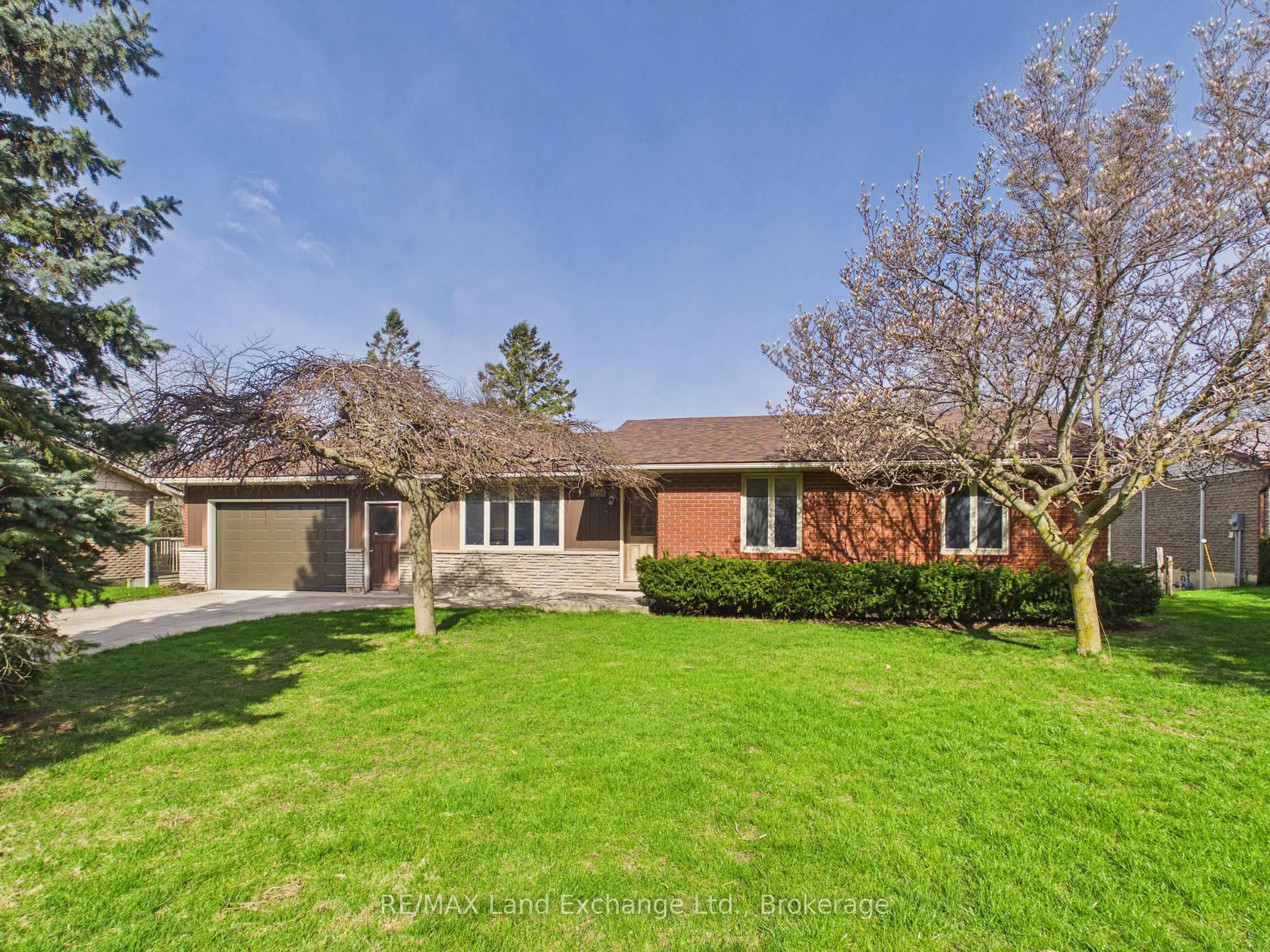 A pic from outside/outdoor area/front of a property/back of a property/a pic from drone, street for 14(1228) Queen St, Kincardine Ontario N2Z 1L4