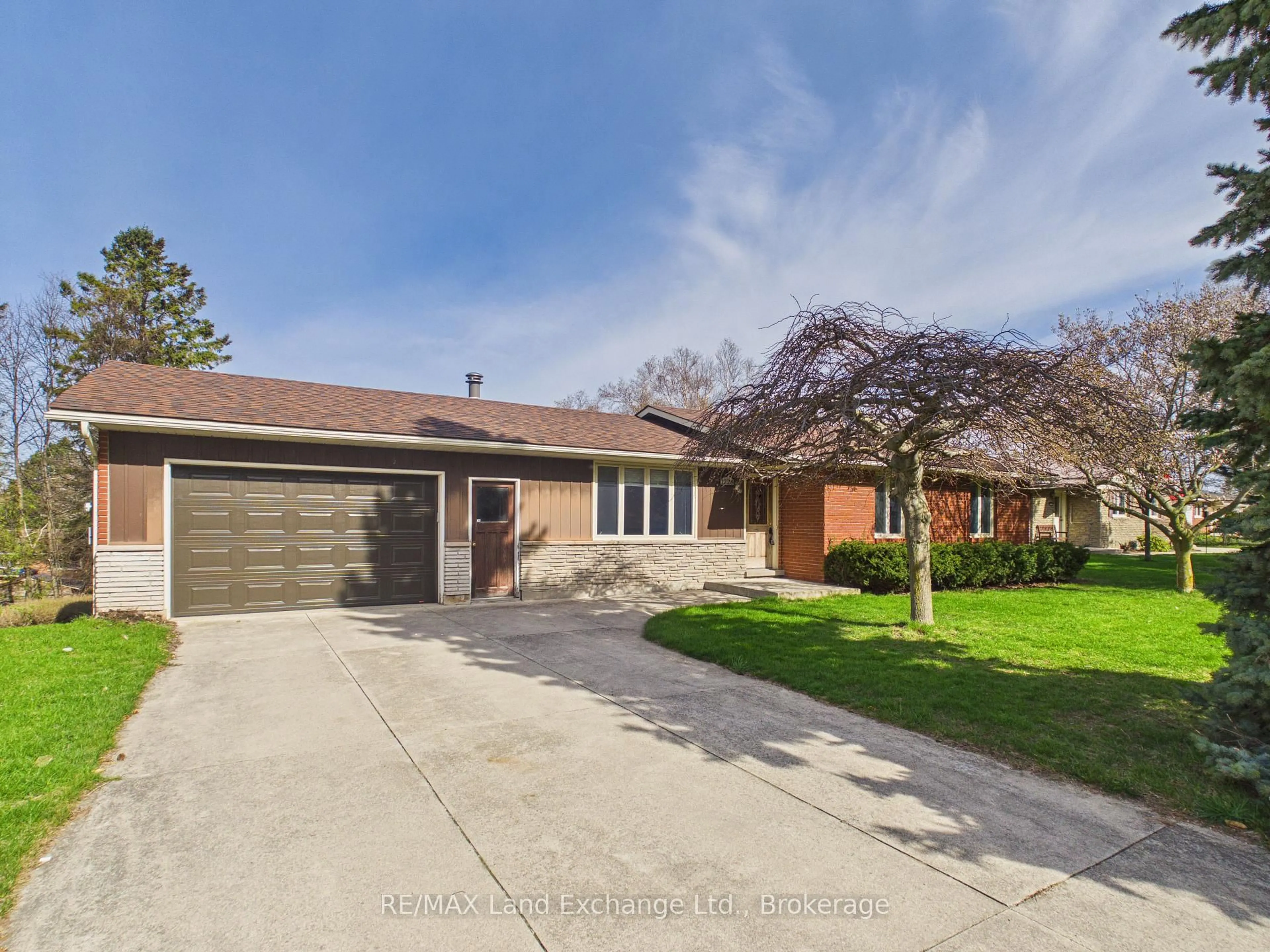 A pic from outside/outdoor area/front of a property/back of a property/a pic from drone, street for 14(1228) Queen St, Kincardine Ontario N2Z 1L4