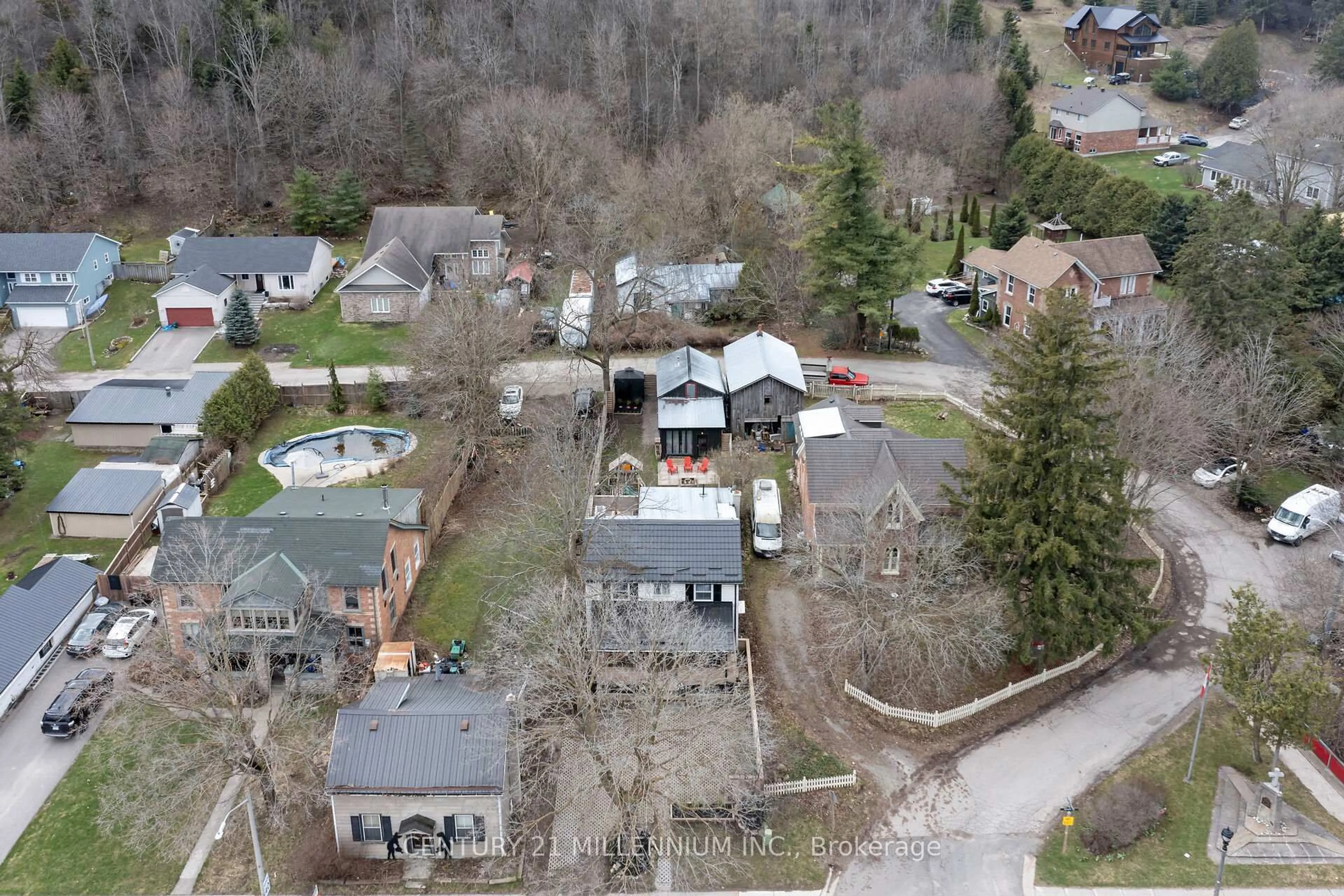 A pic from outside/outdoor area/front of a property/back of a property/a pic from drone, street for 34 Main St, Erin Ontario N0B 1T0