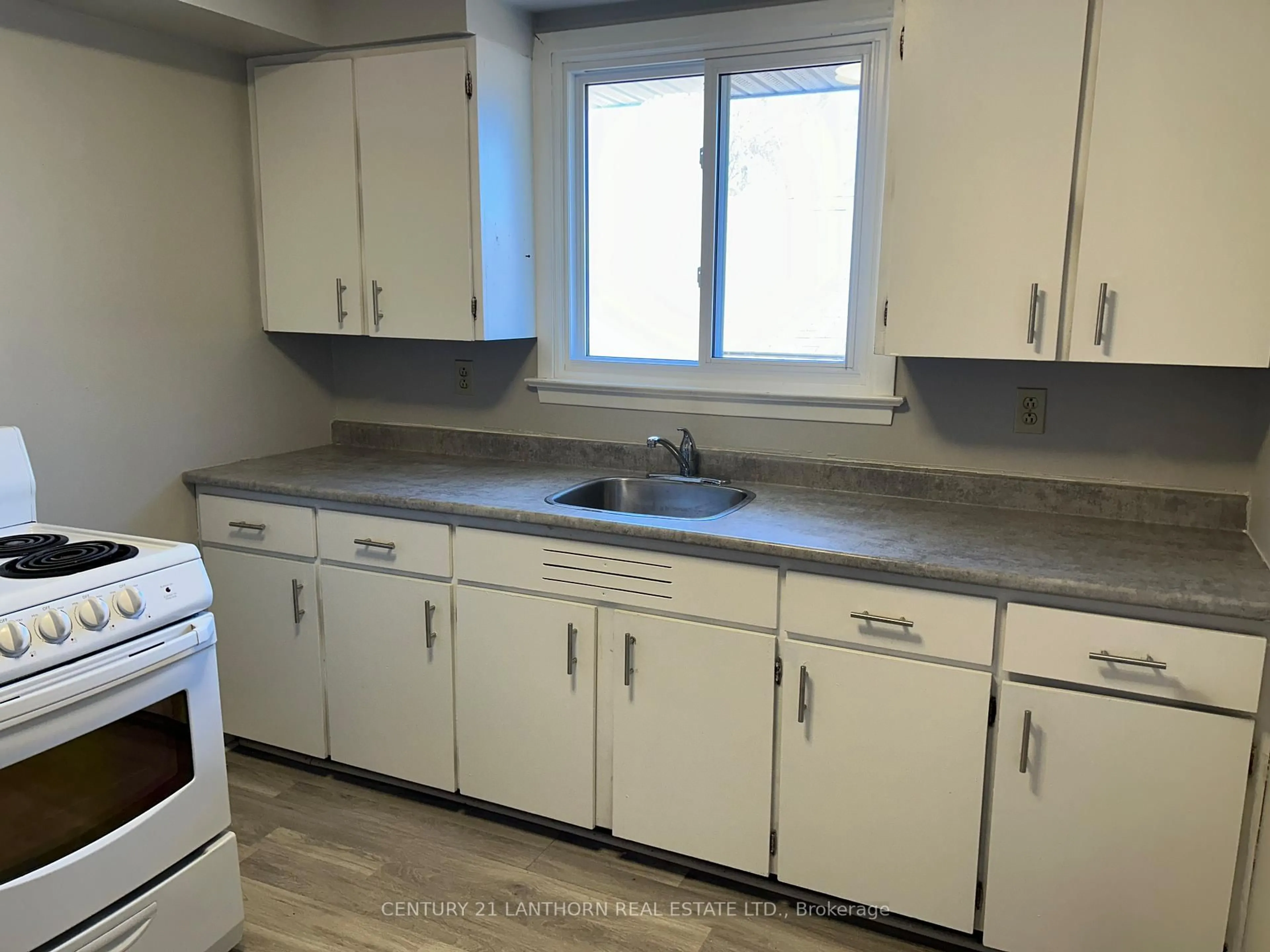 Standard kitchen, unknown for 18 Union St, Belleville Ontario K8P 2B6