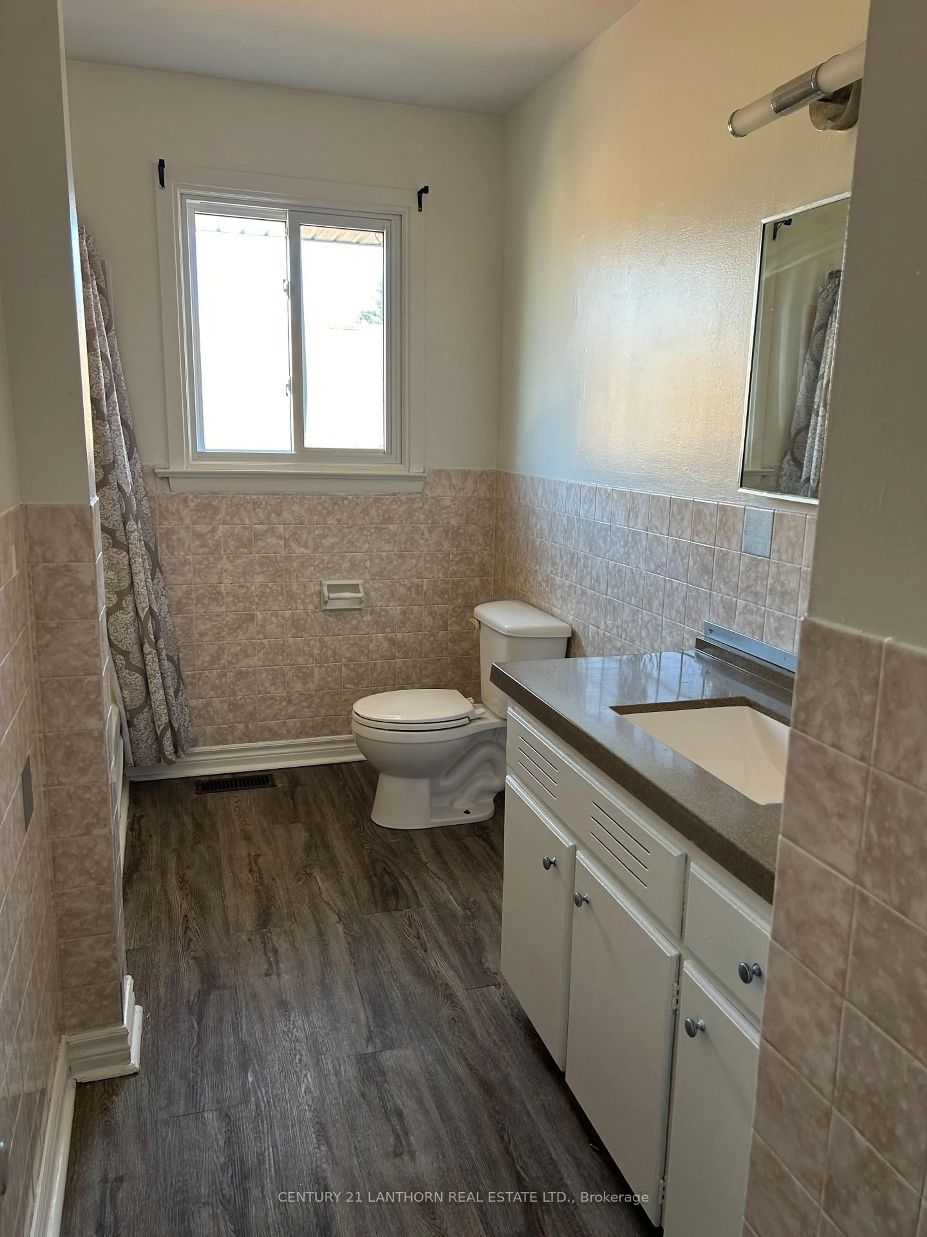 Standard bathroom, ceramic/tile floor for 18 Union St, Belleville Ontario K8P 2B6