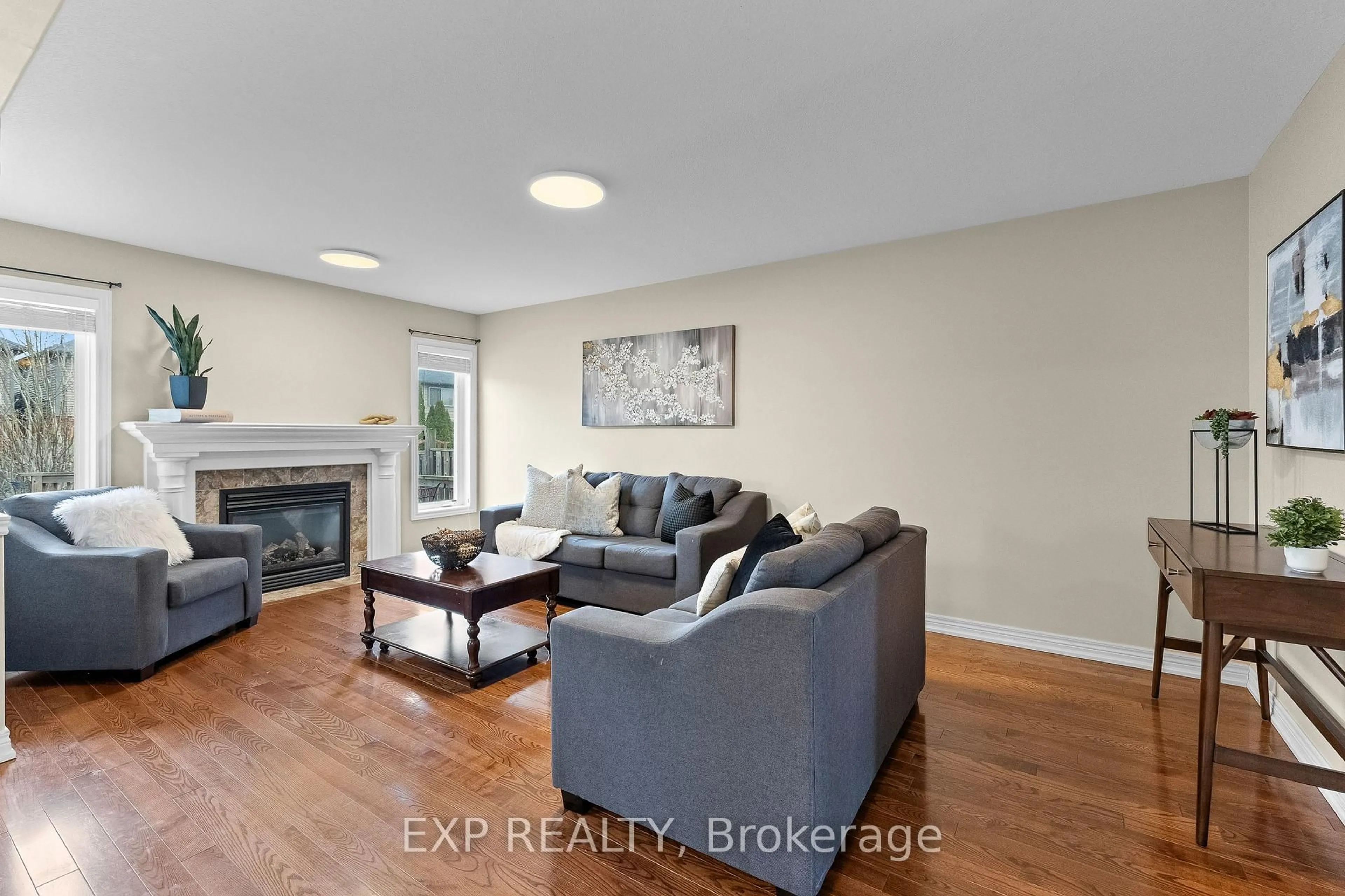 Living room with furniture, unknown for 4875 John St, Lincoln Ontario L3J 0P2