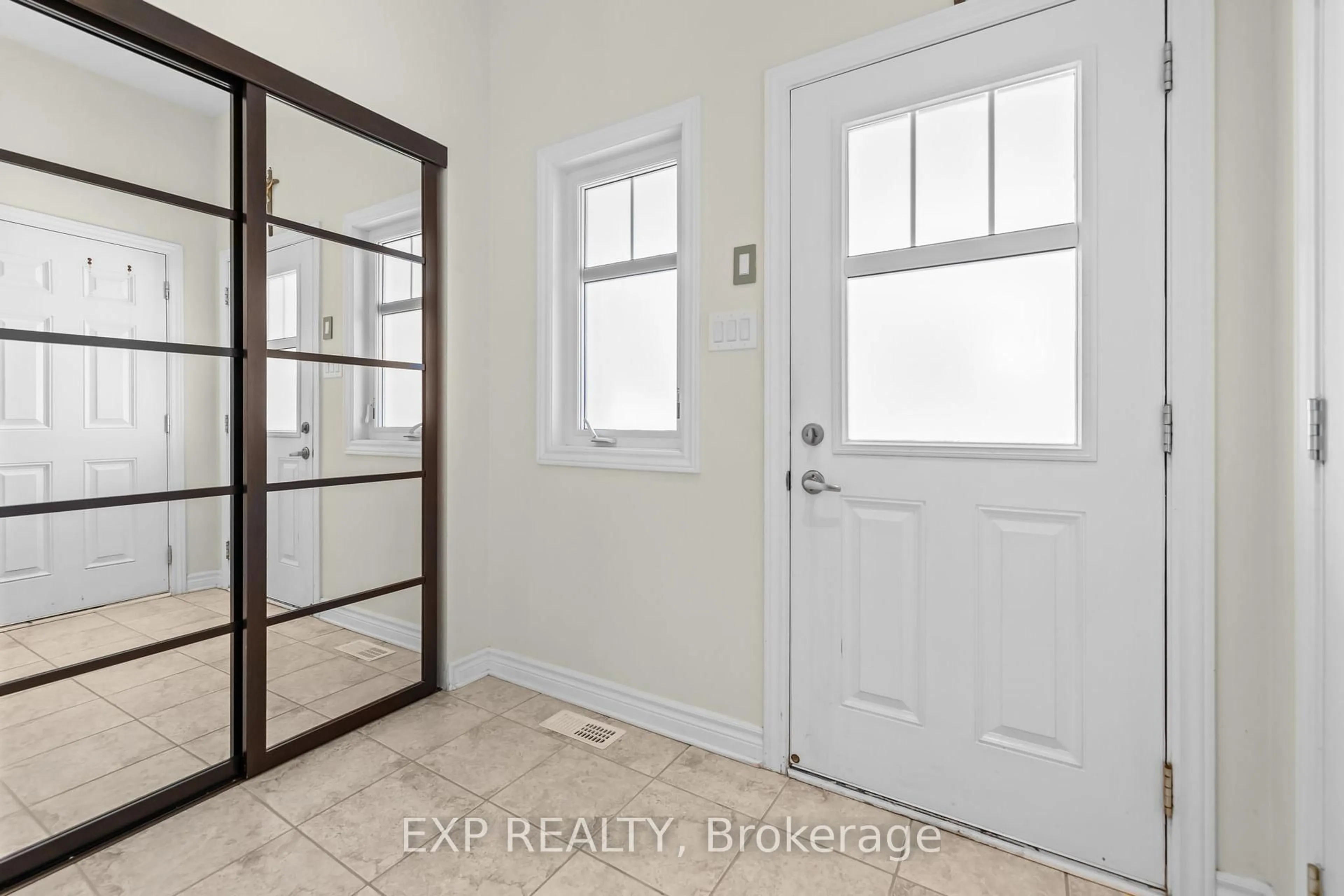 Indoor entryway for 500 Langelier Ave, Ottawa Ontario K1W 0E9