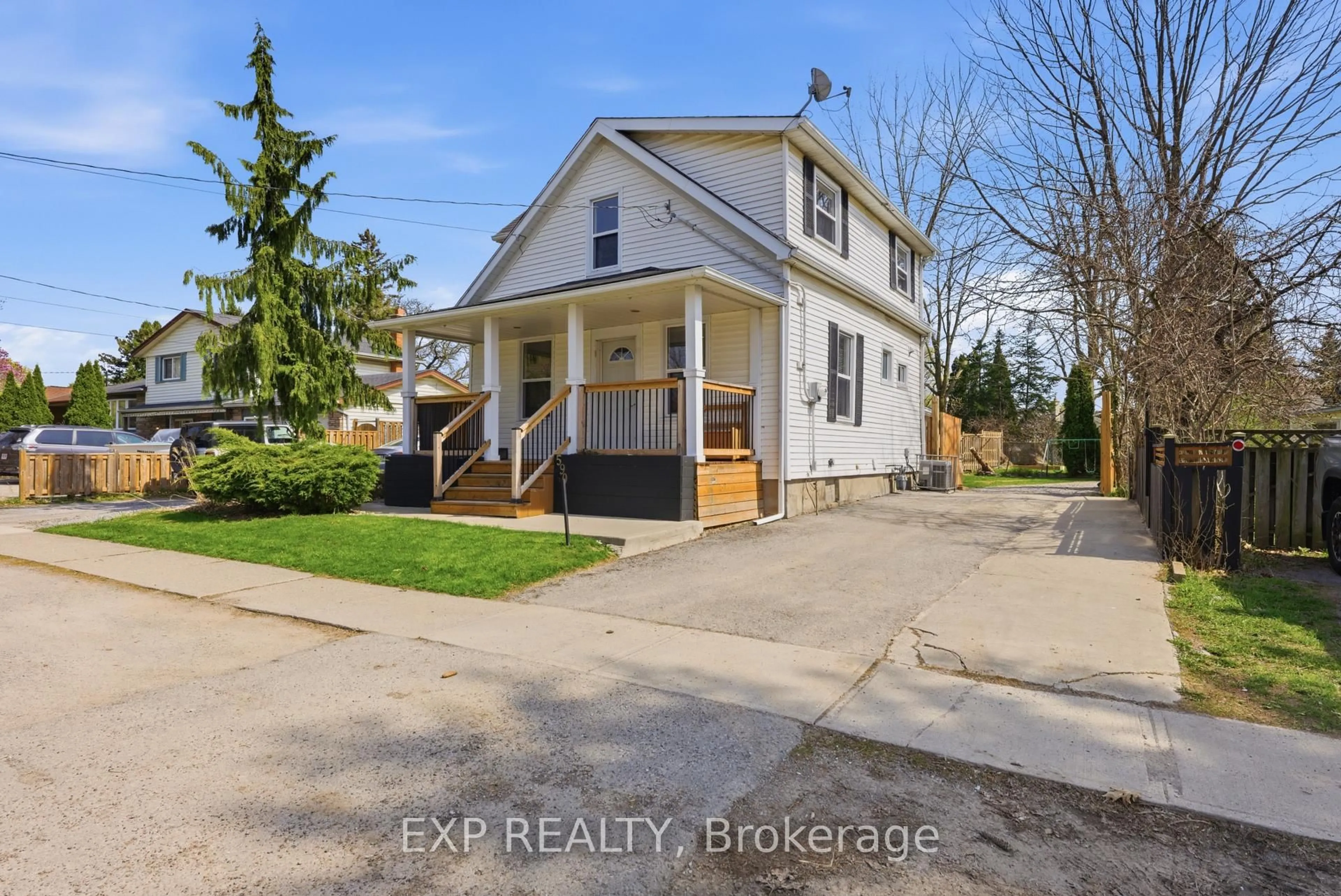 A pic from outside/outdoor area/front of a property/back of a property/a pic from drone, street for 590 Scott St, St. Catharines Ontario L2M 3X6