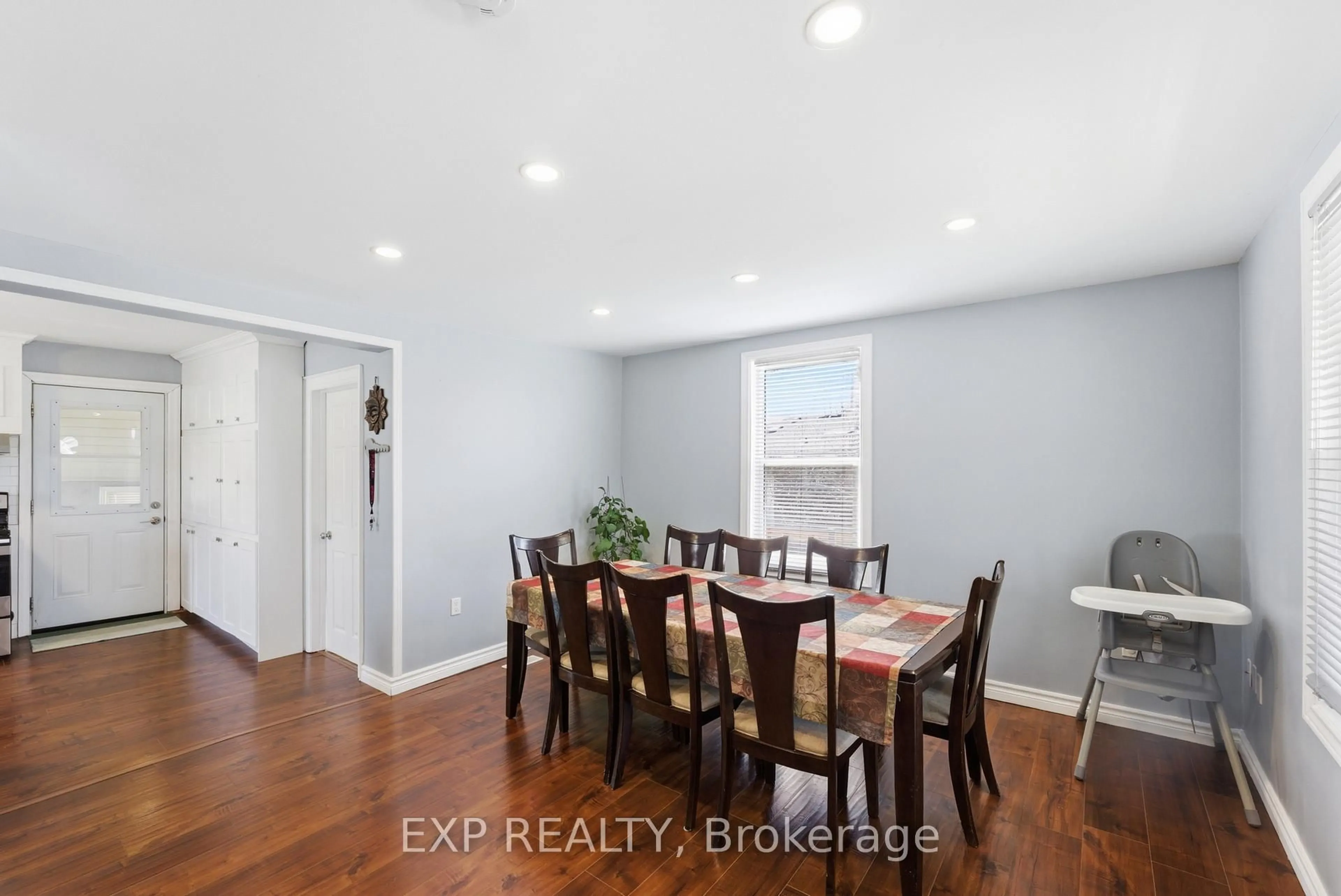 Dining room, wood/laminate floor for 590 Scott St, St. Catharines Ontario L2M 3X6