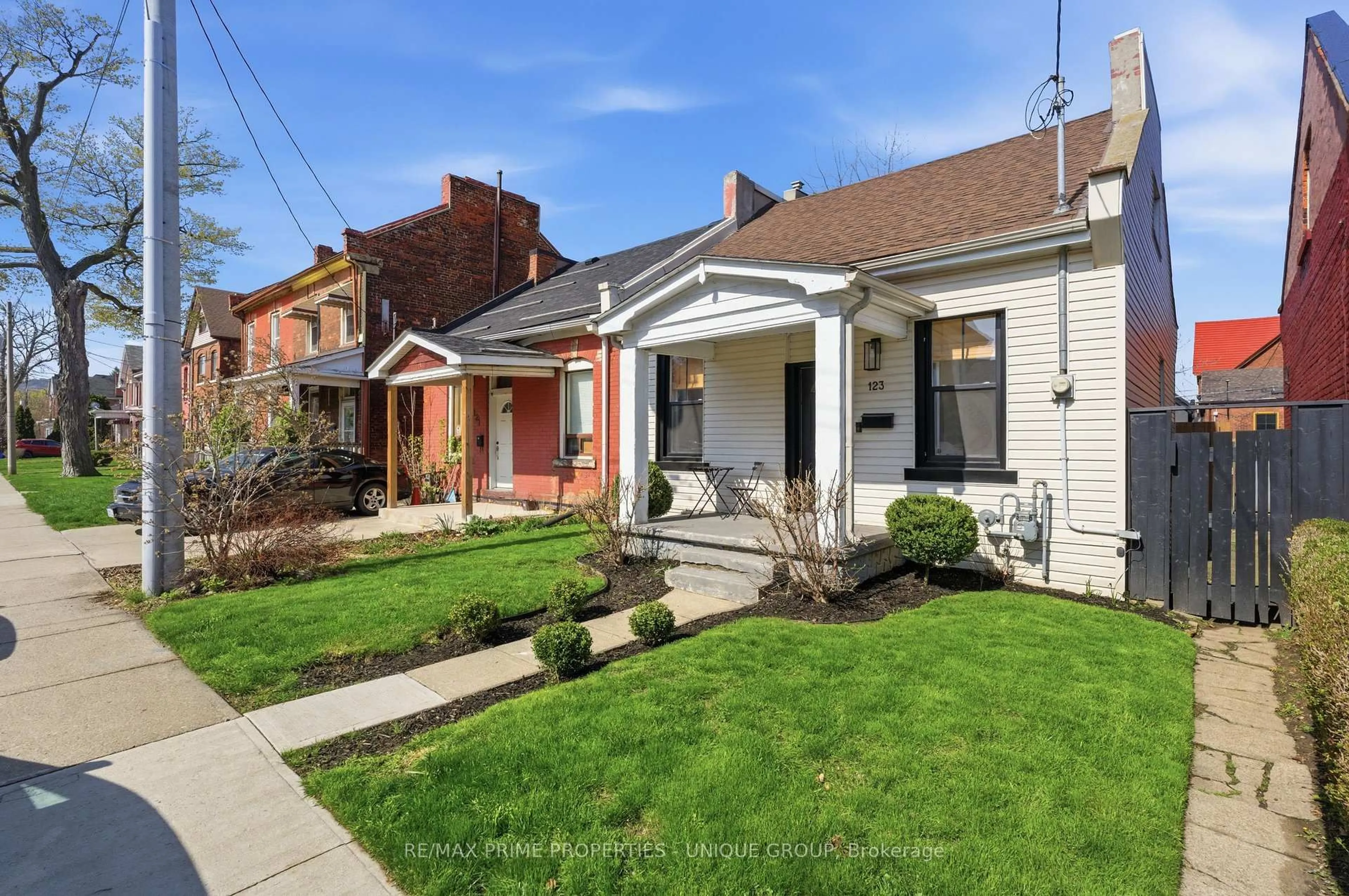 Home with brick exterior material, street for 123 East Ave, Hamilton Ontario L8L 5H6