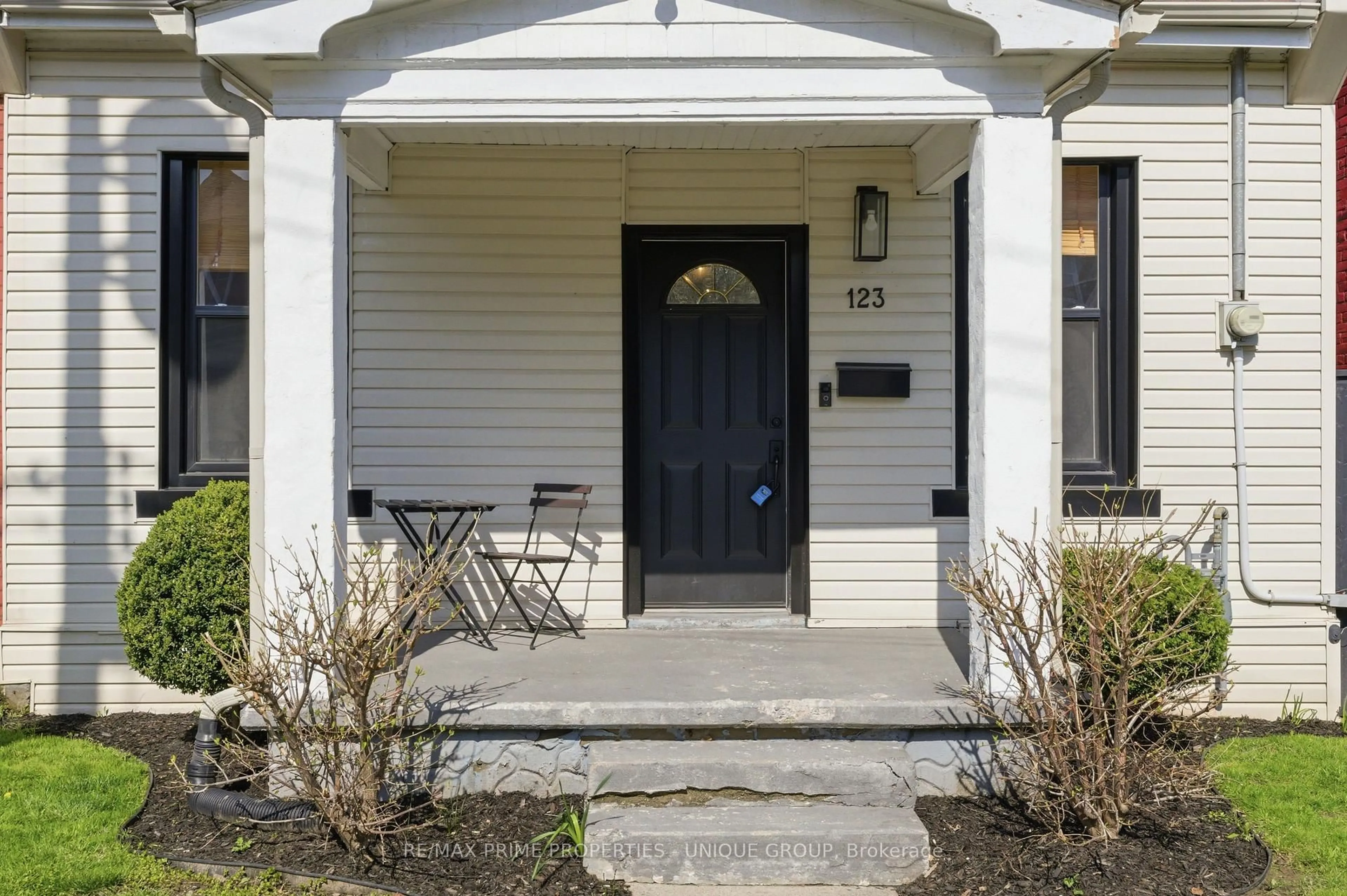 Indoor entryway for 123 East Ave, Hamilton Ontario L8L 5H6