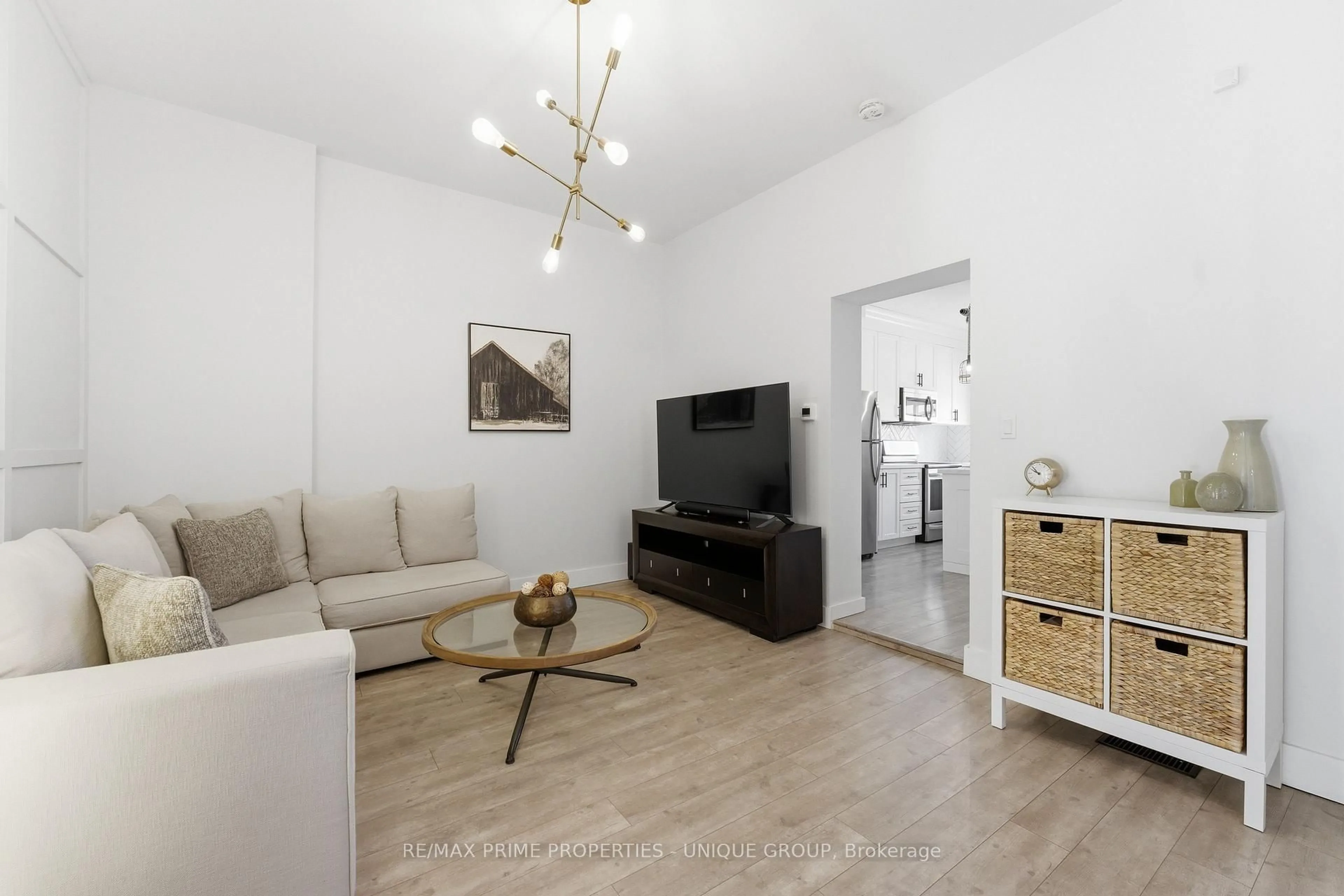 Living room with furniture, wood/laminate floor for 123 East Ave, Hamilton Ontario L8L 5H6