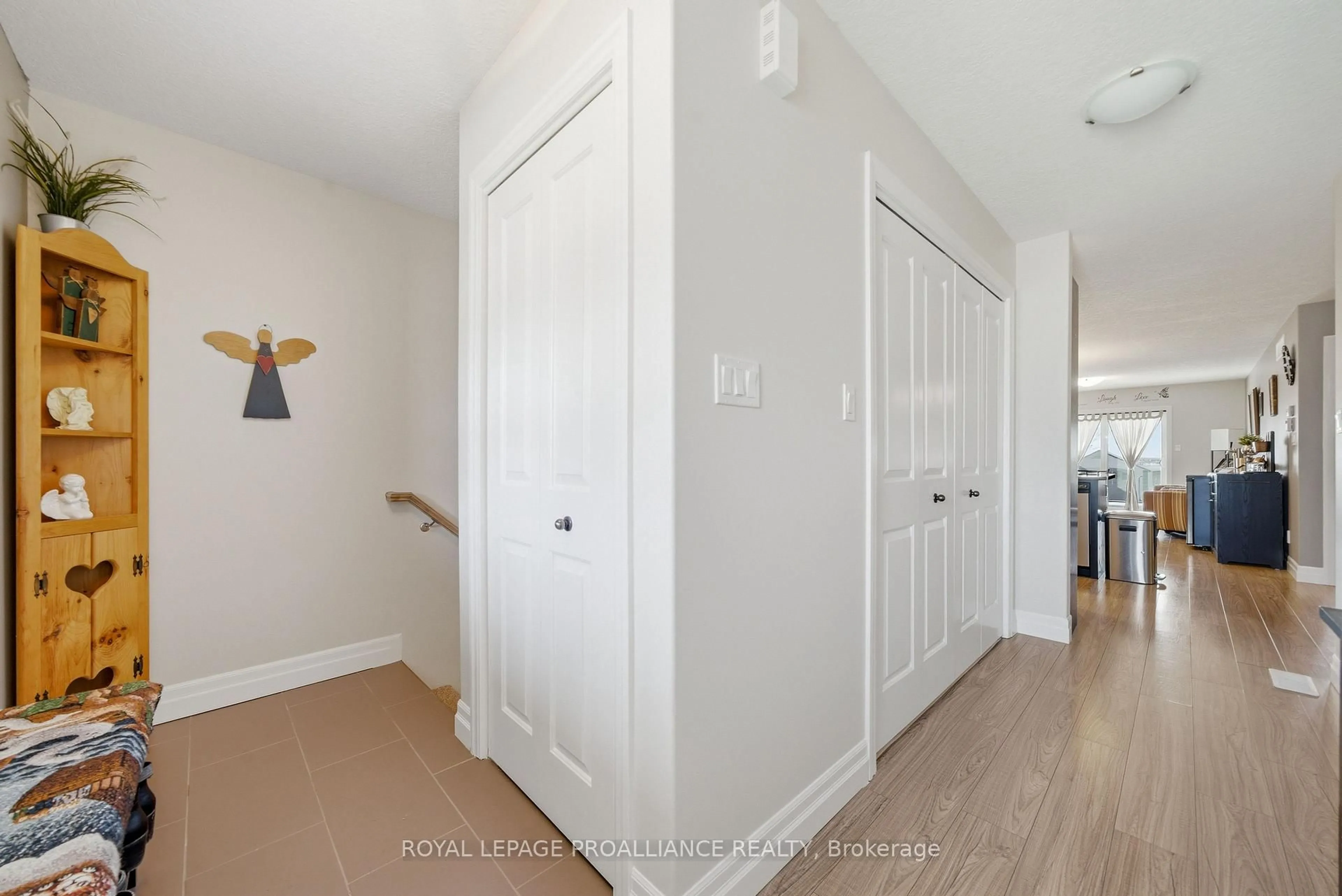 Indoor entryway for 12 Cortland Cres, Quinte West Ontario K8V 0E9