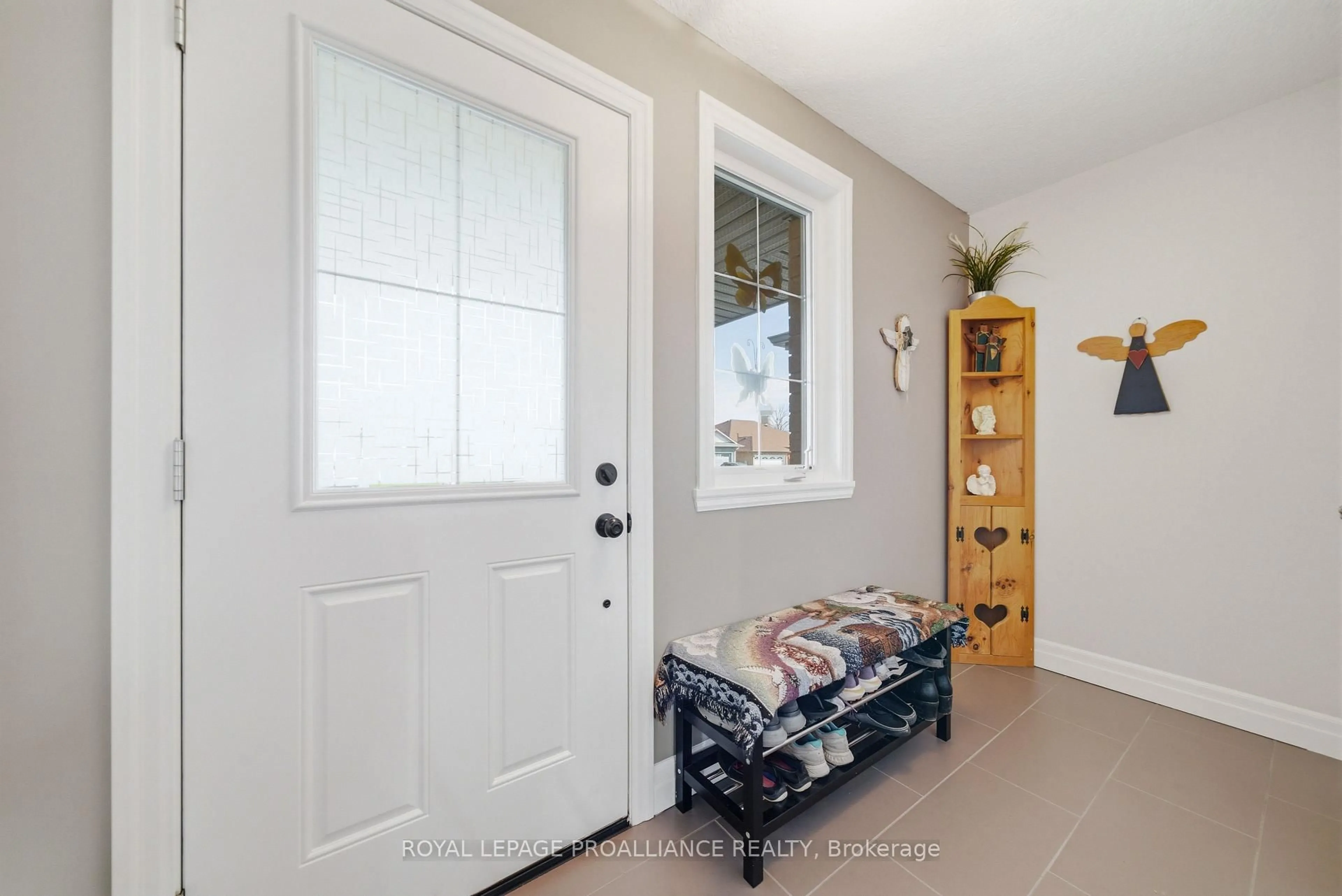 Indoor entryway for 12 Cortland Cres, Quinte West Ontario K8V 0E9