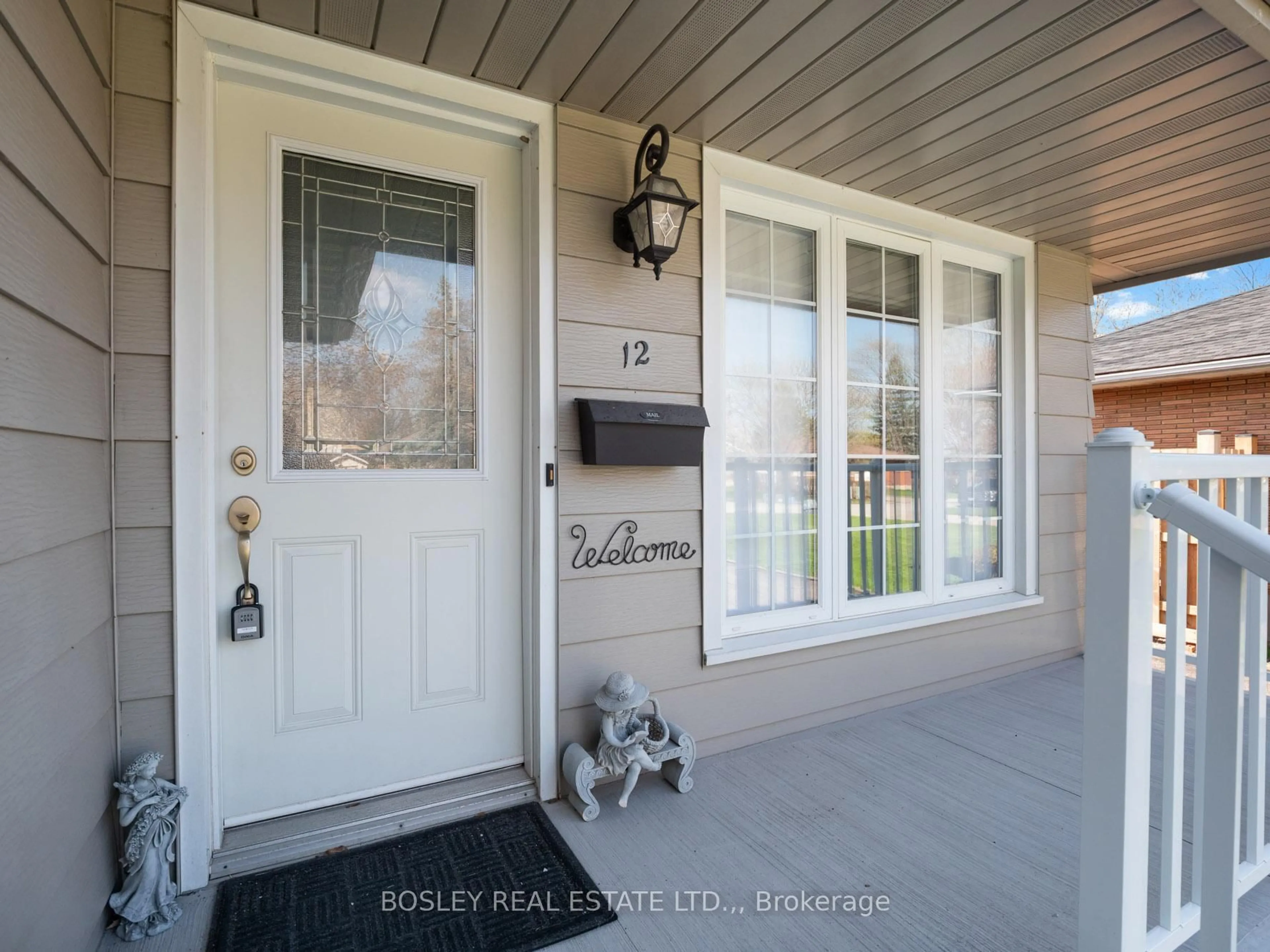 Indoor entryway for 12 Brookdale Ave, St. Catharines Ontario L2T 2T3