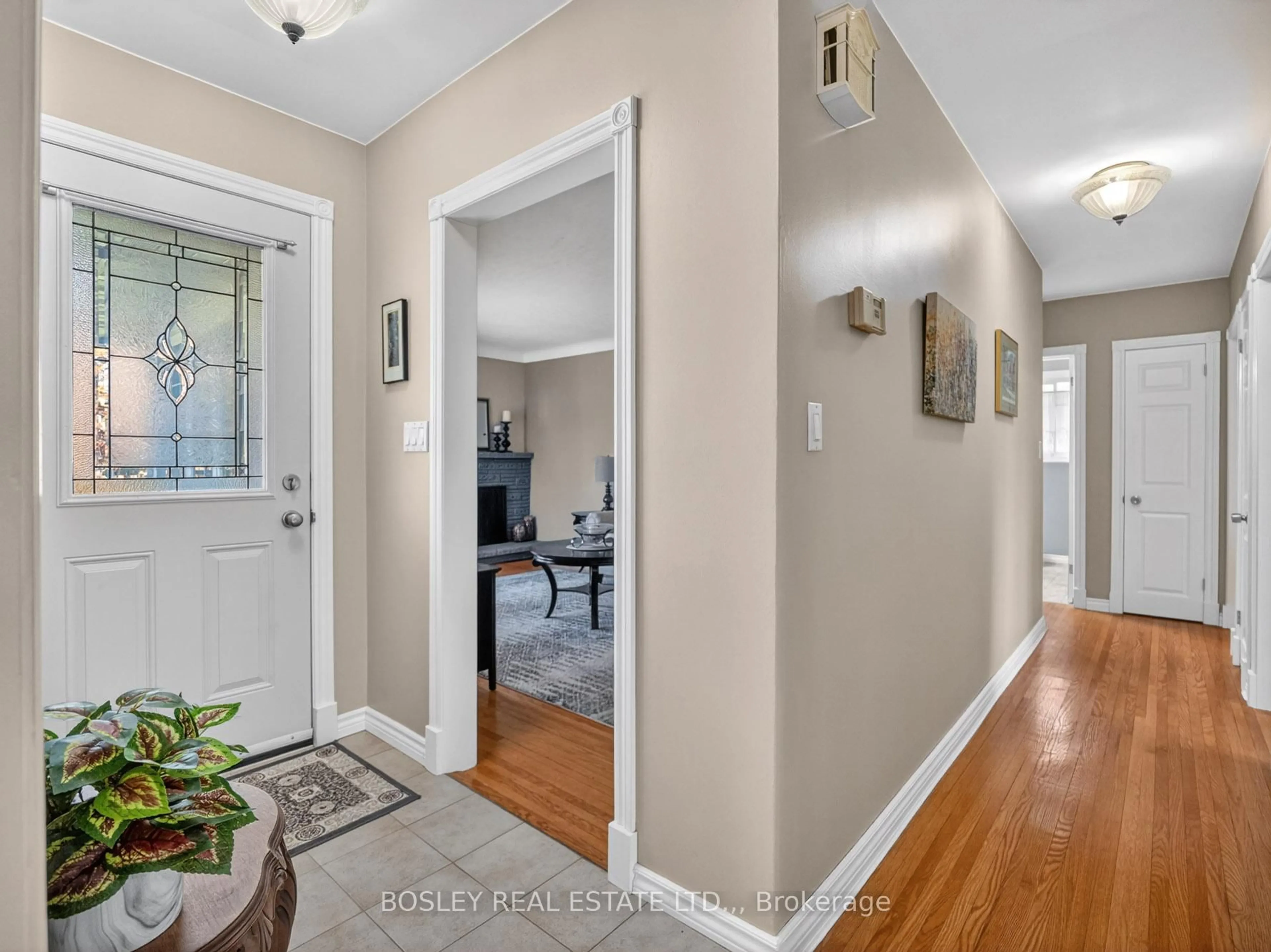 Indoor entryway for 12 Brookdale Ave, St. Catharines Ontario L2T 2T3