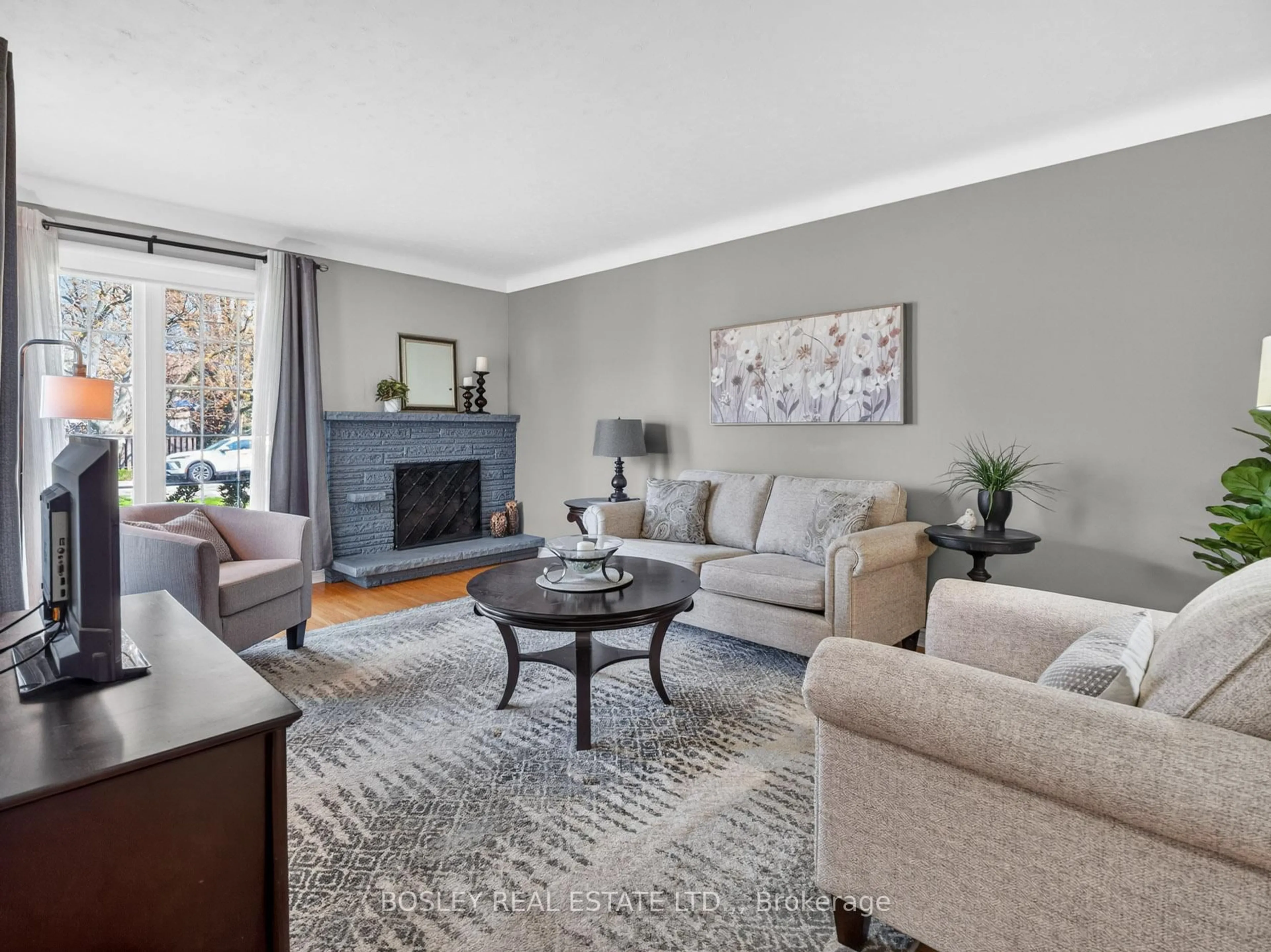 Living room with furniture, unknown for 12 Brookdale Ave, St. Catharines Ontario L2T 2T3