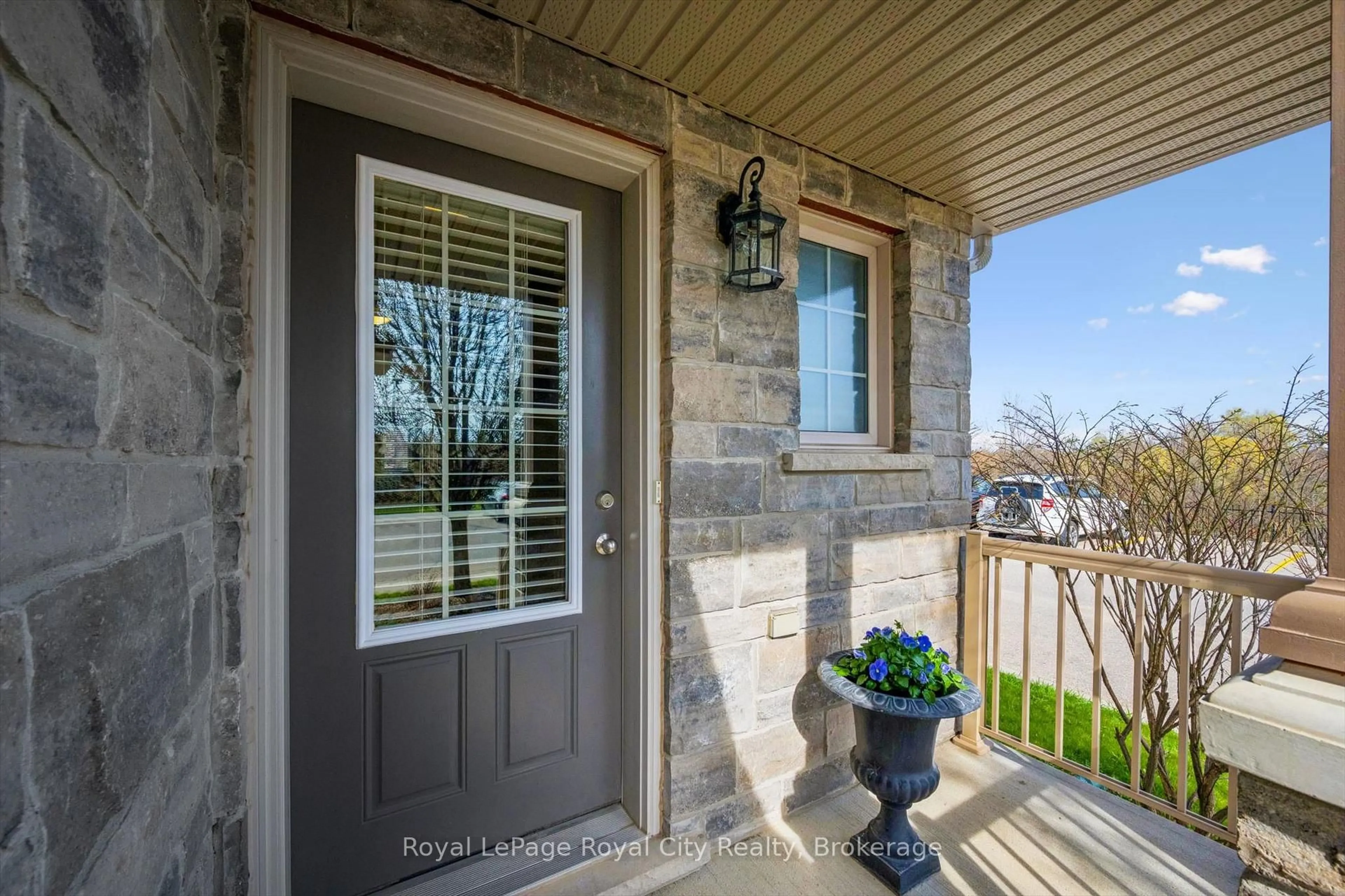 Indoor entryway for 6 Upper Mercer St #E18, Kitchener Ontario N2A 0E4