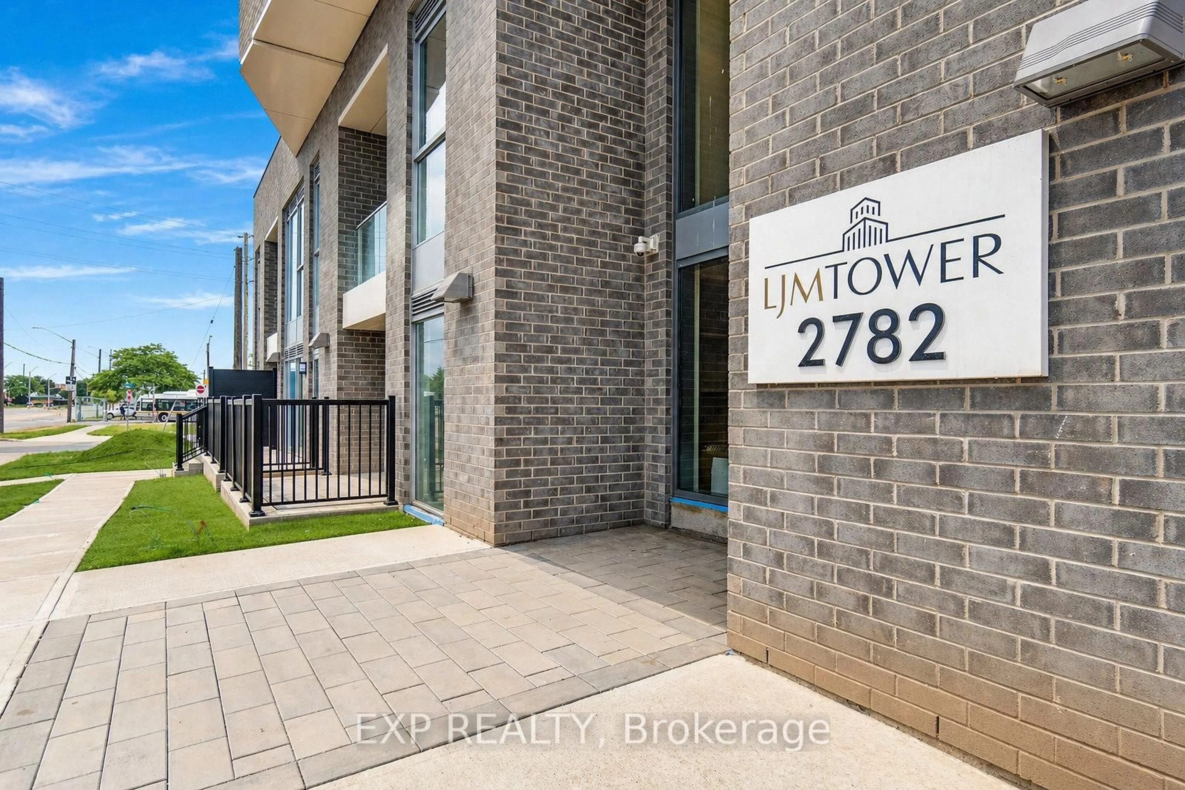 Indoor foyer for 2782 Barton St #902, Hamilton Ontario L8E 2J8