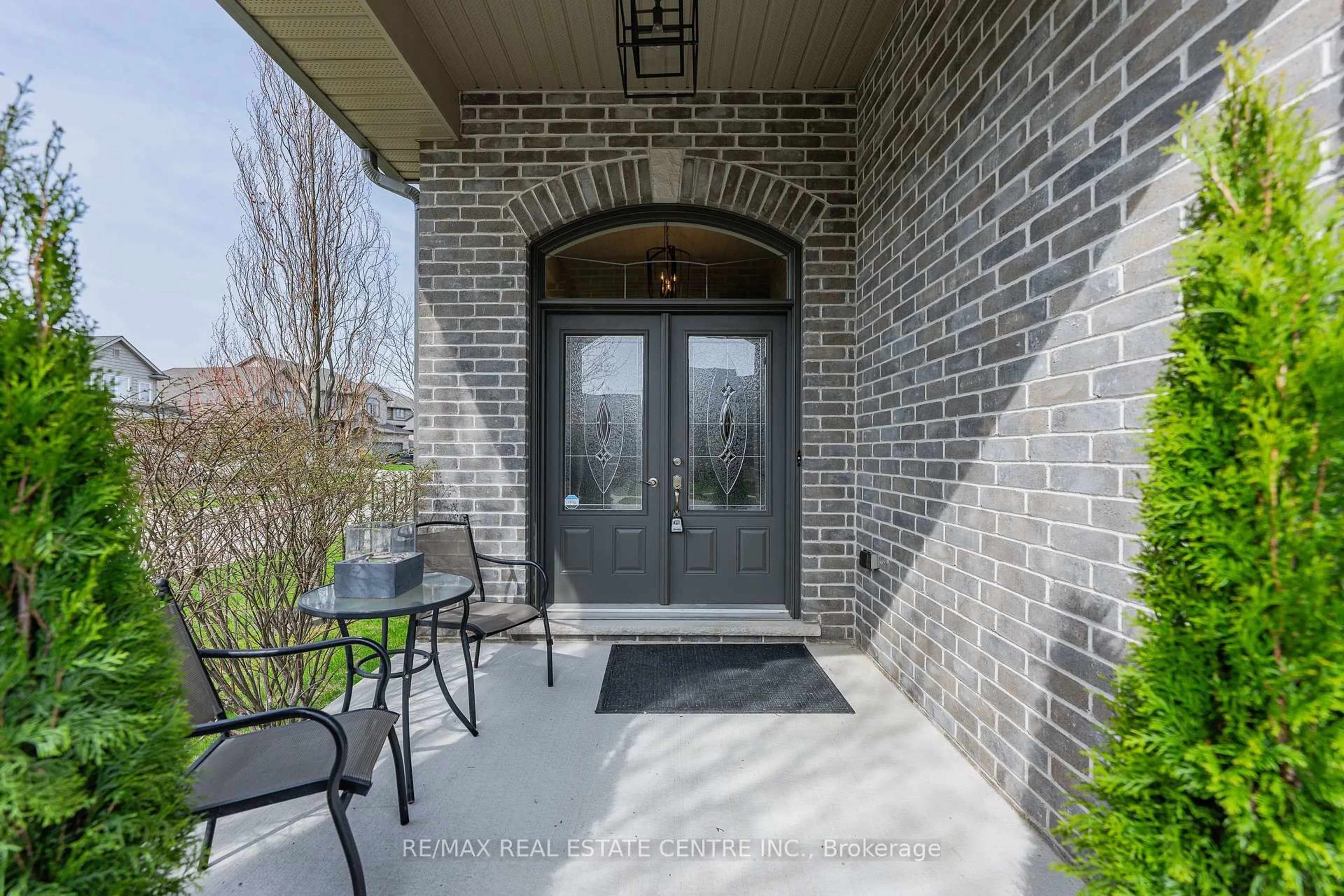 Indoor entryway for 692 Halifax Rd, Woodstock Ontario N4T 0G1