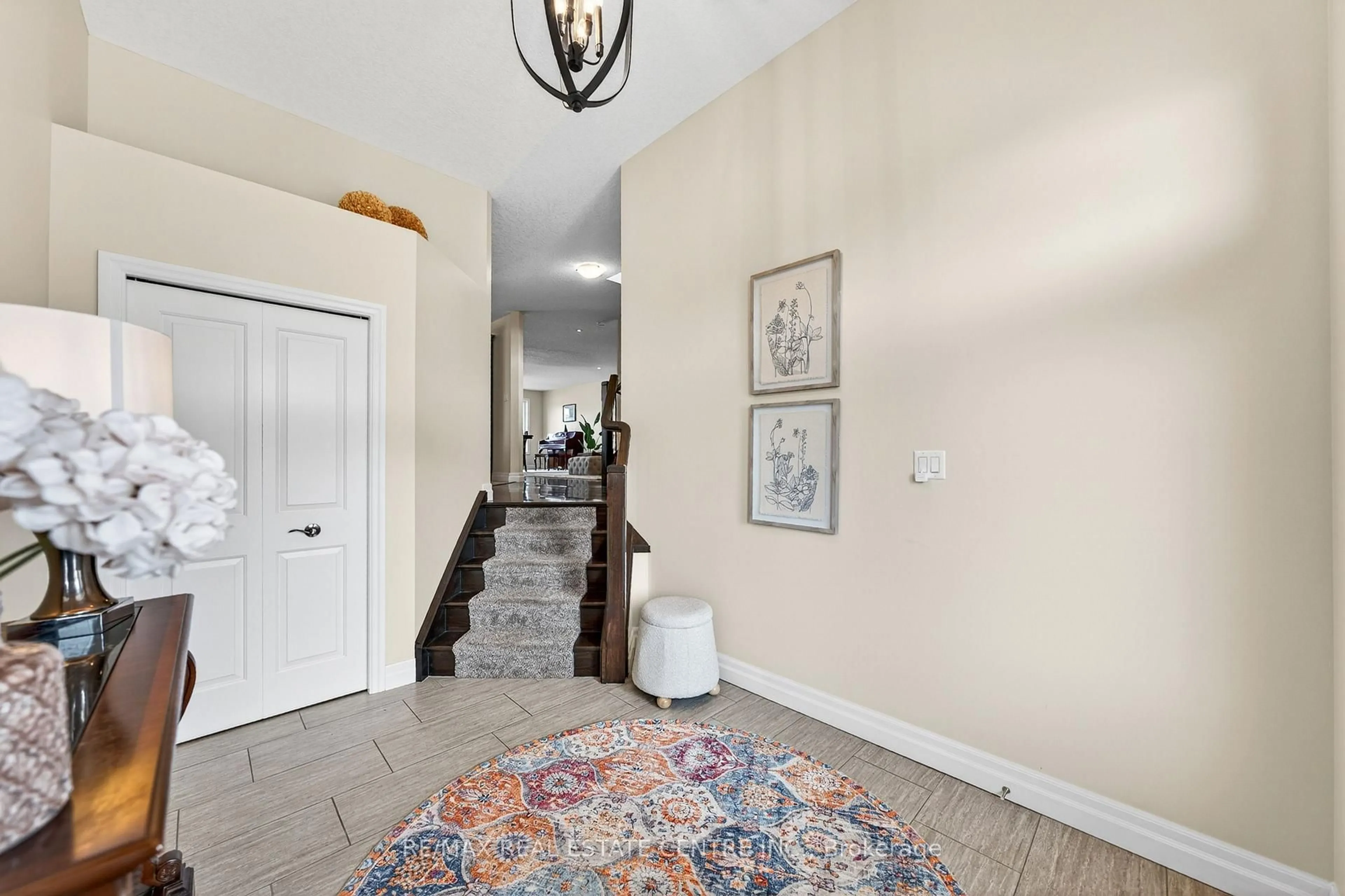 Indoor foyer for 692 Halifax Rd, Woodstock Ontario N4T 0G1