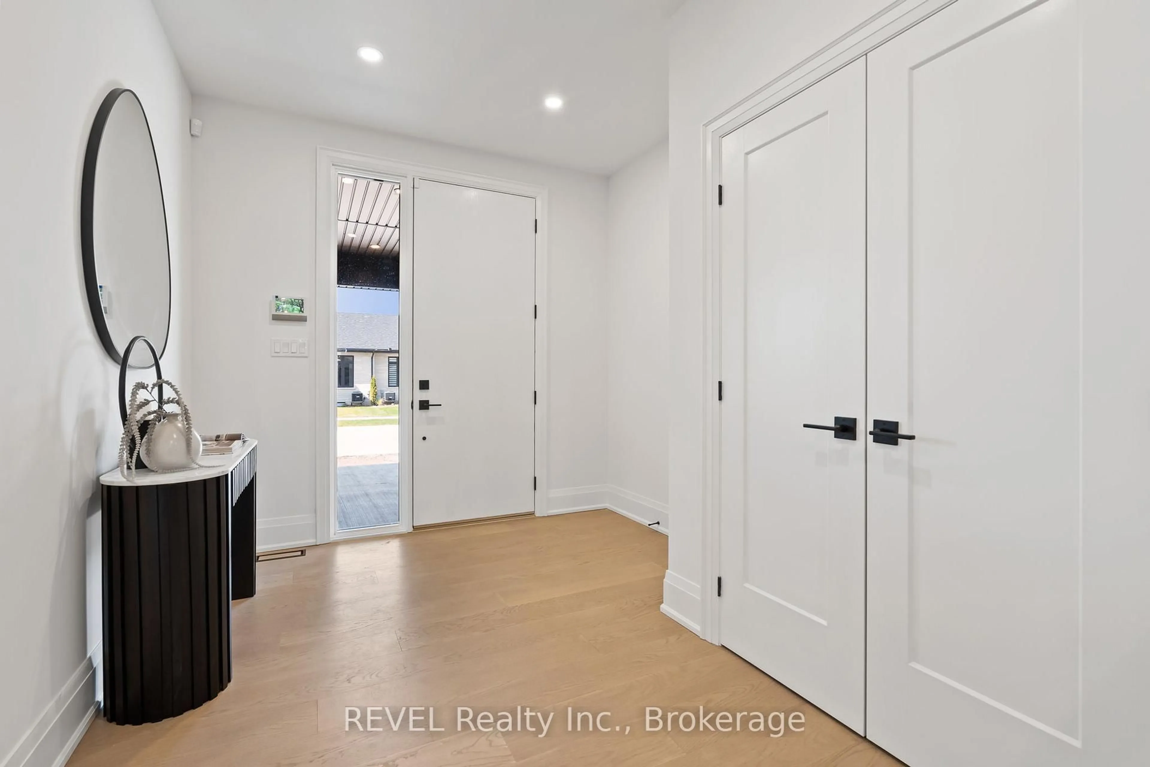 Indoor entryway for 19 Accursi Cres, Pelham Ontario L0S 1E2