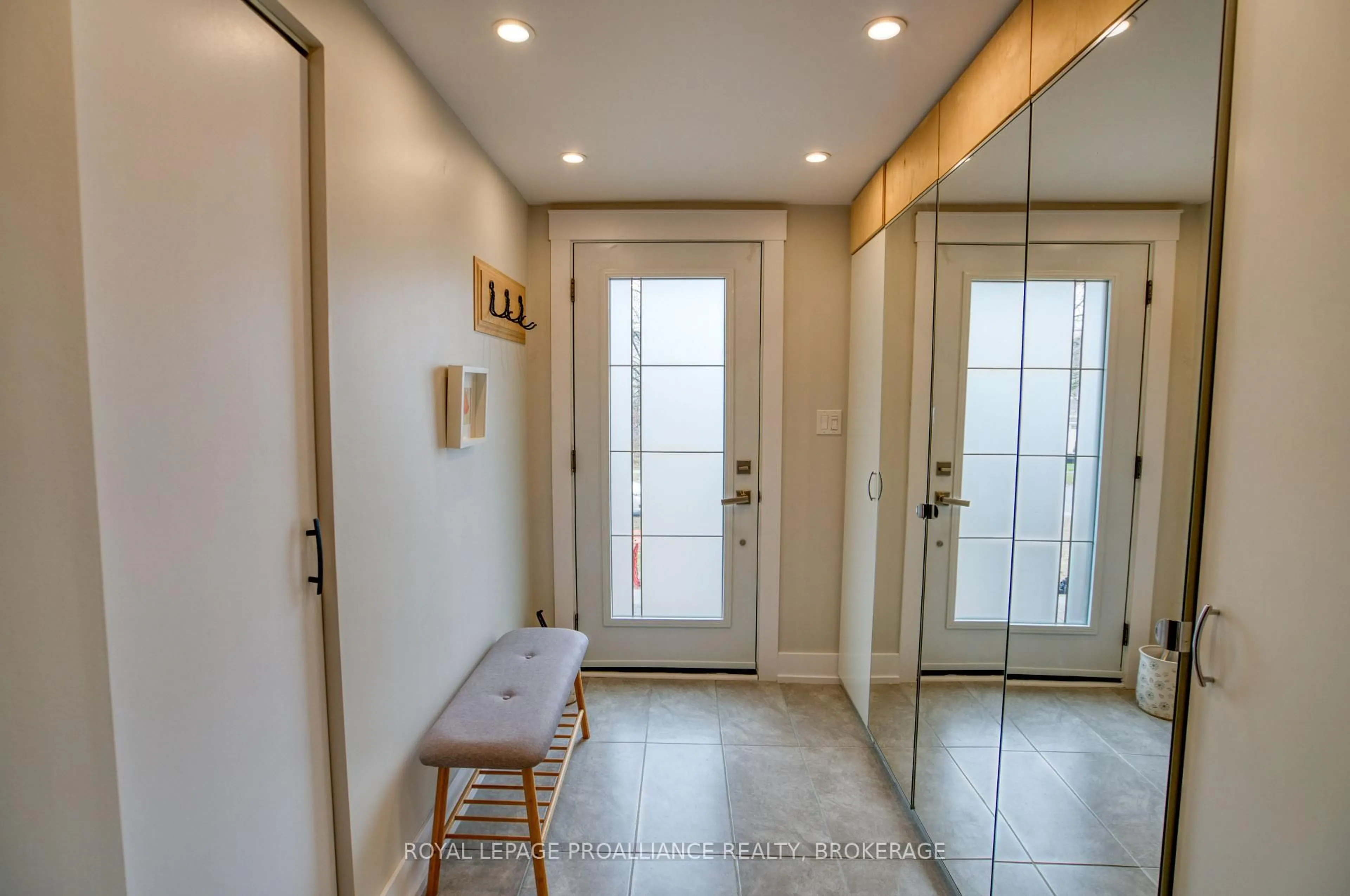 Indoor entryway for 59 Fairway Hill Cres, Kingston Ontario K7M 2B3