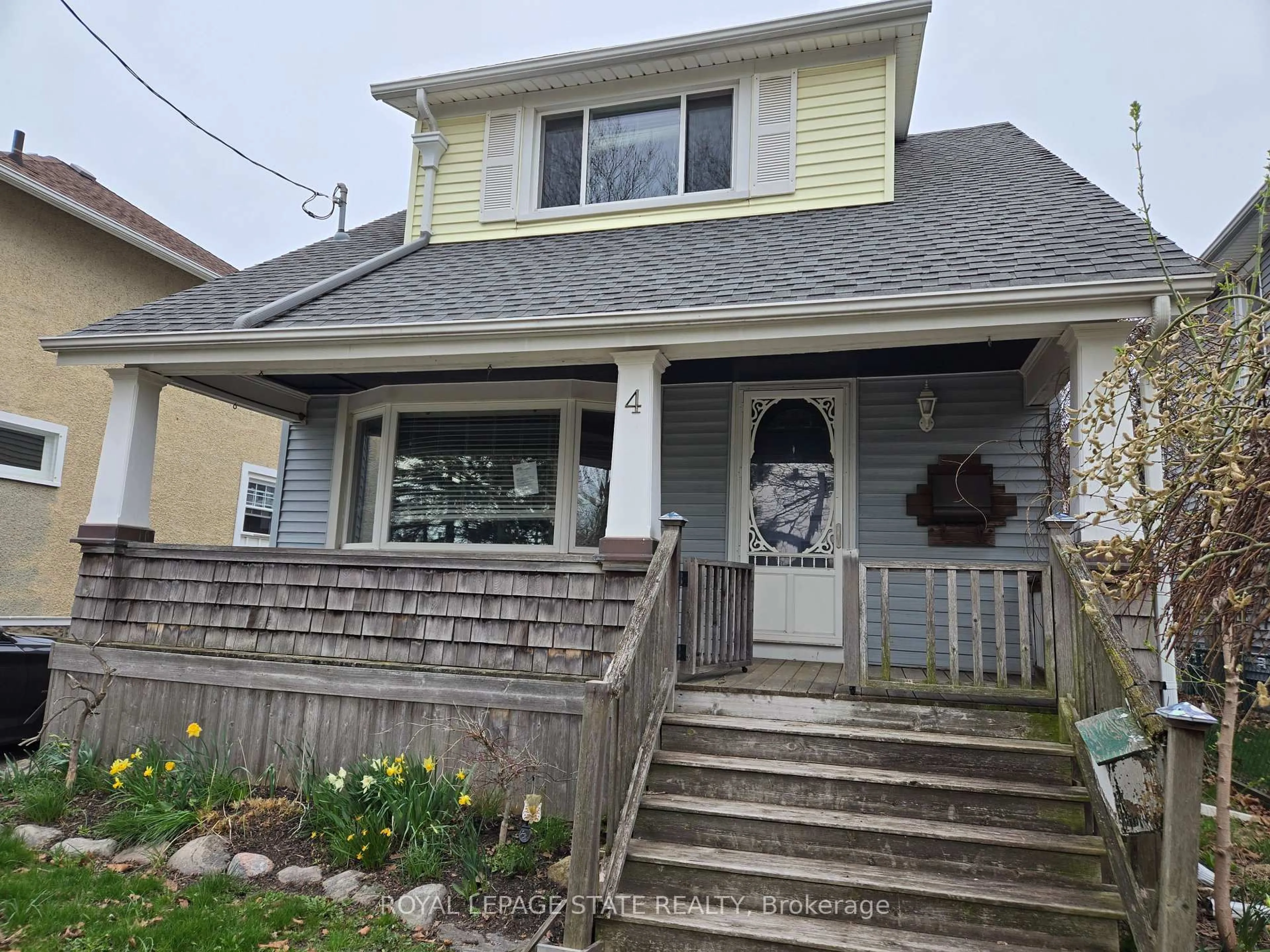 Home with vinyl exterior material, street for 4 Haig St, St. Catharines Ontario L2R 6K5