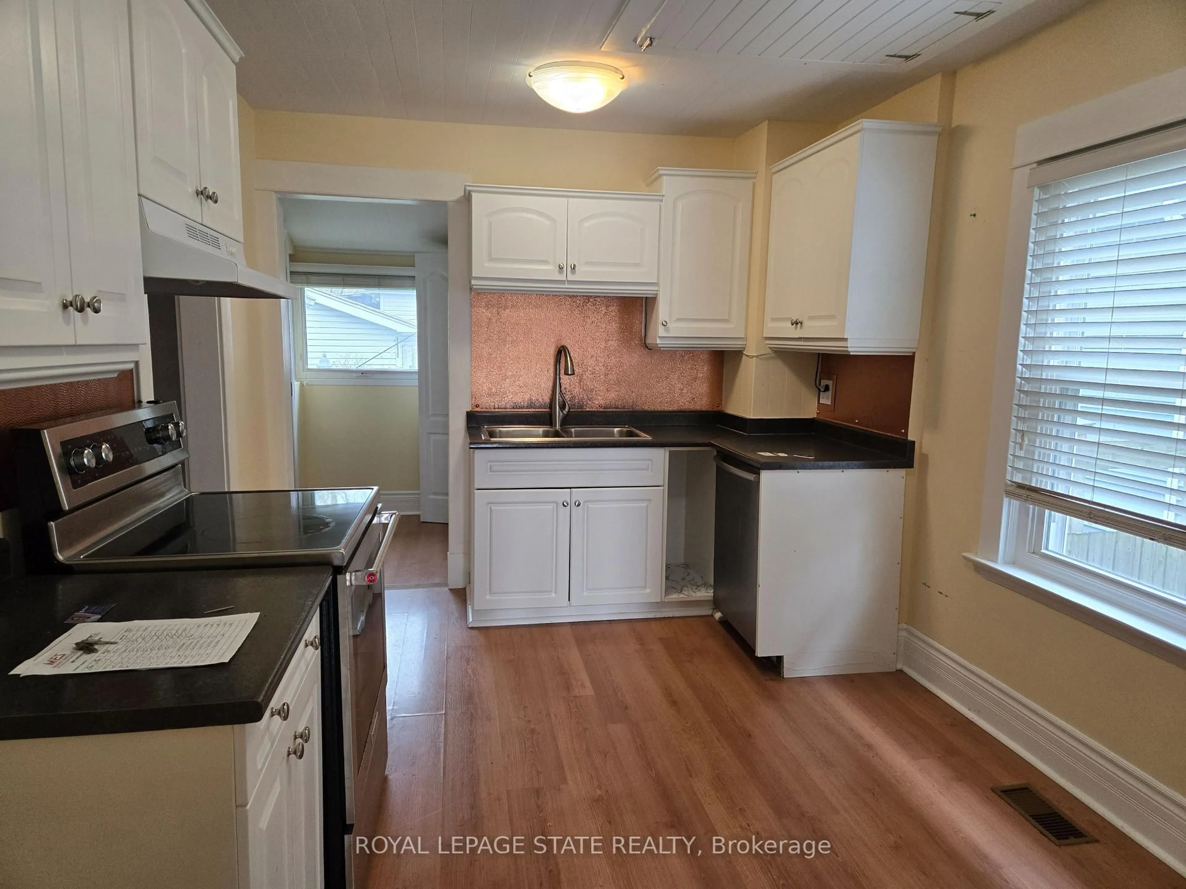 Standard kitchen, unknown for 4 Haig St, St. Catharines Ontario L2R 6K5