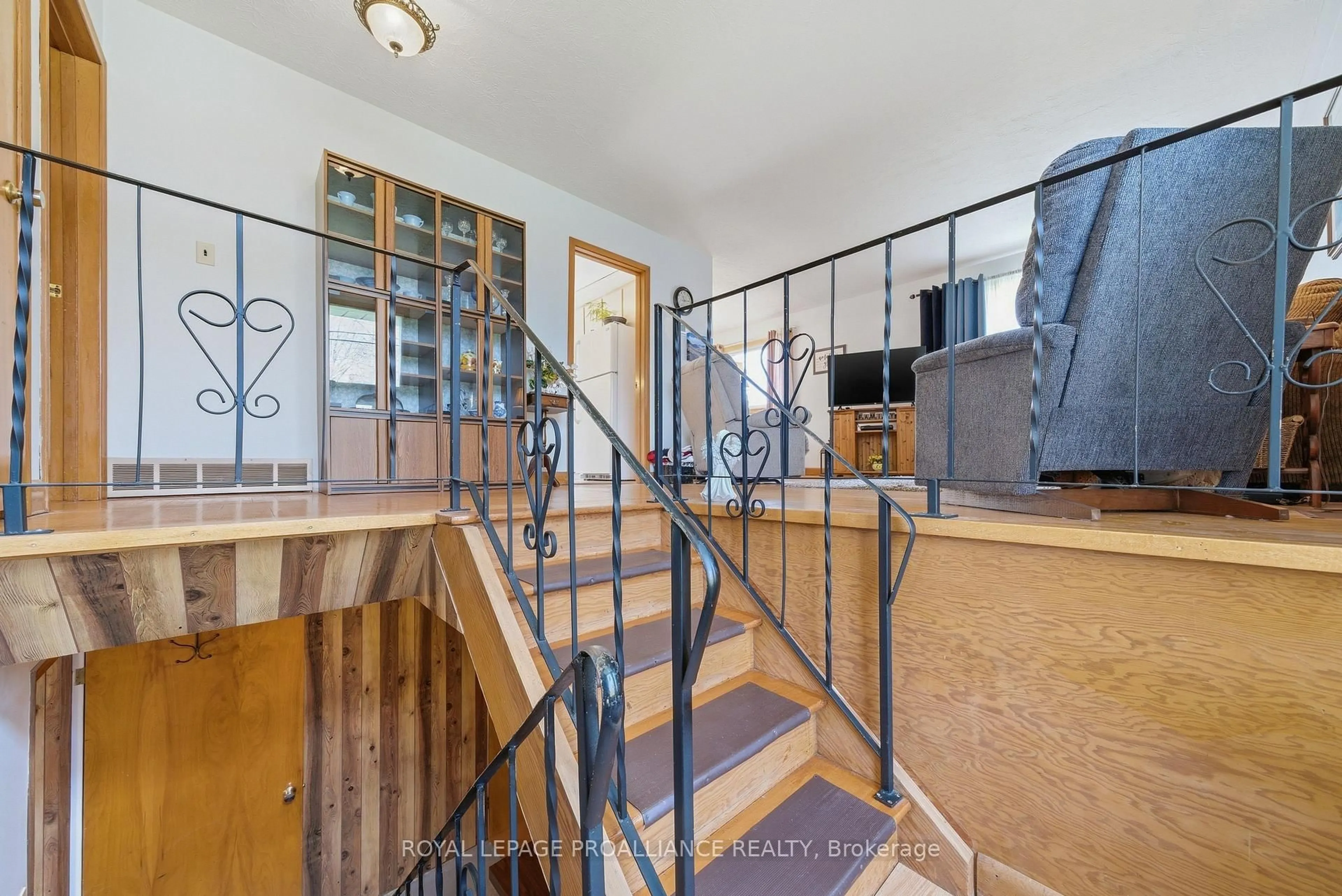 Indoor foyer for 131 Lock Rd, Quinte West Ontario K8V 5P6