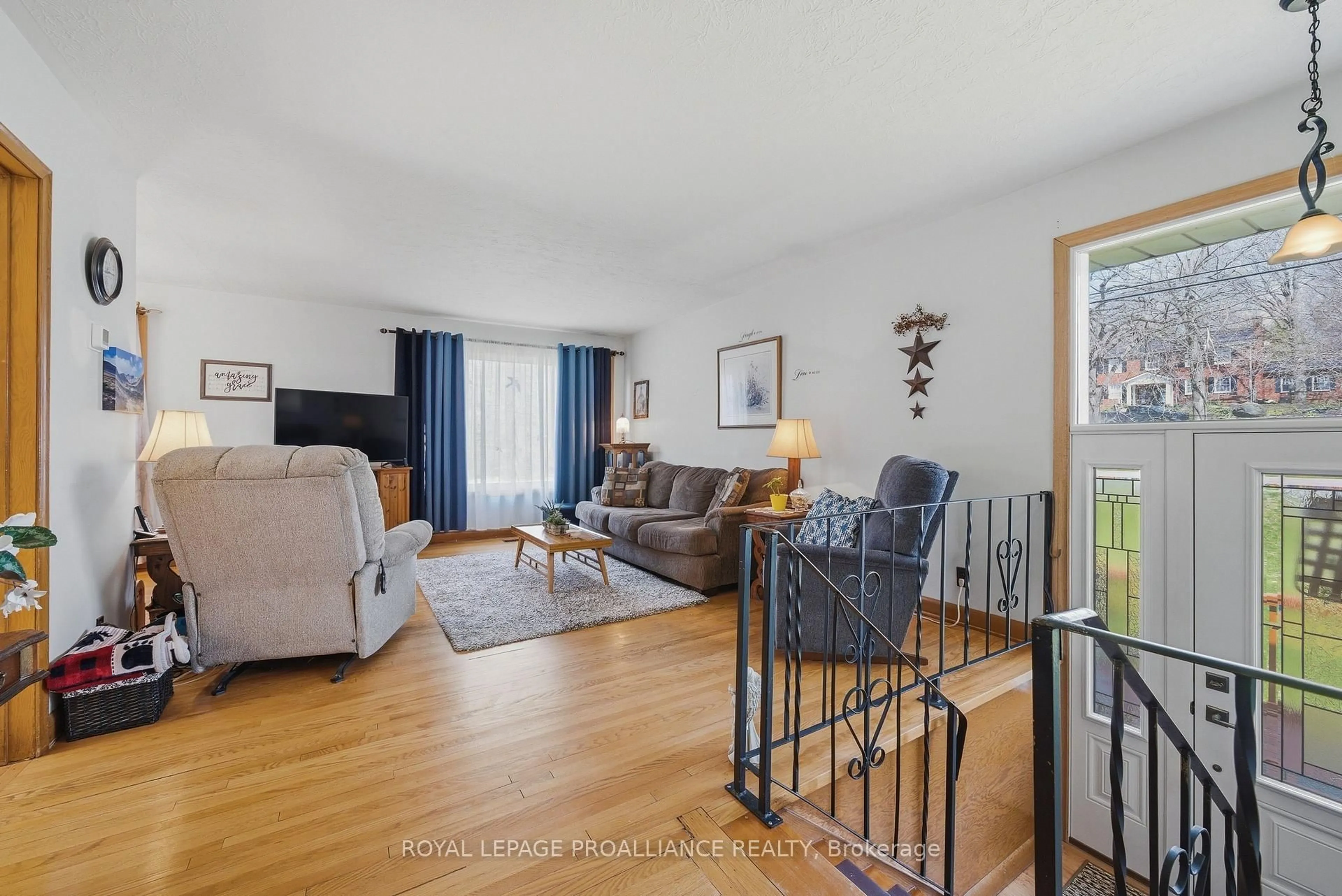 Living room with furniture, wood/laminate floor for 131 Lock Rd, Quinte West Ontario K8V 5P6
