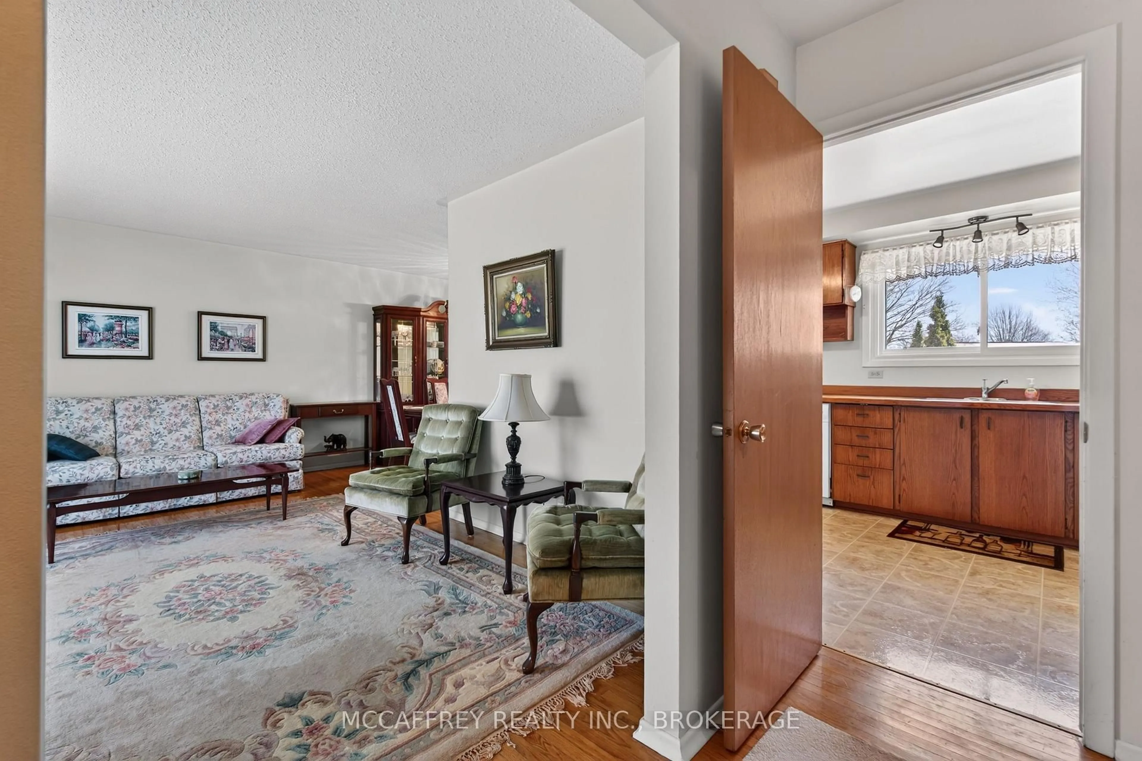 Indoor foyer for 212 King St, Greater Napanee Ontario K7R 1B7