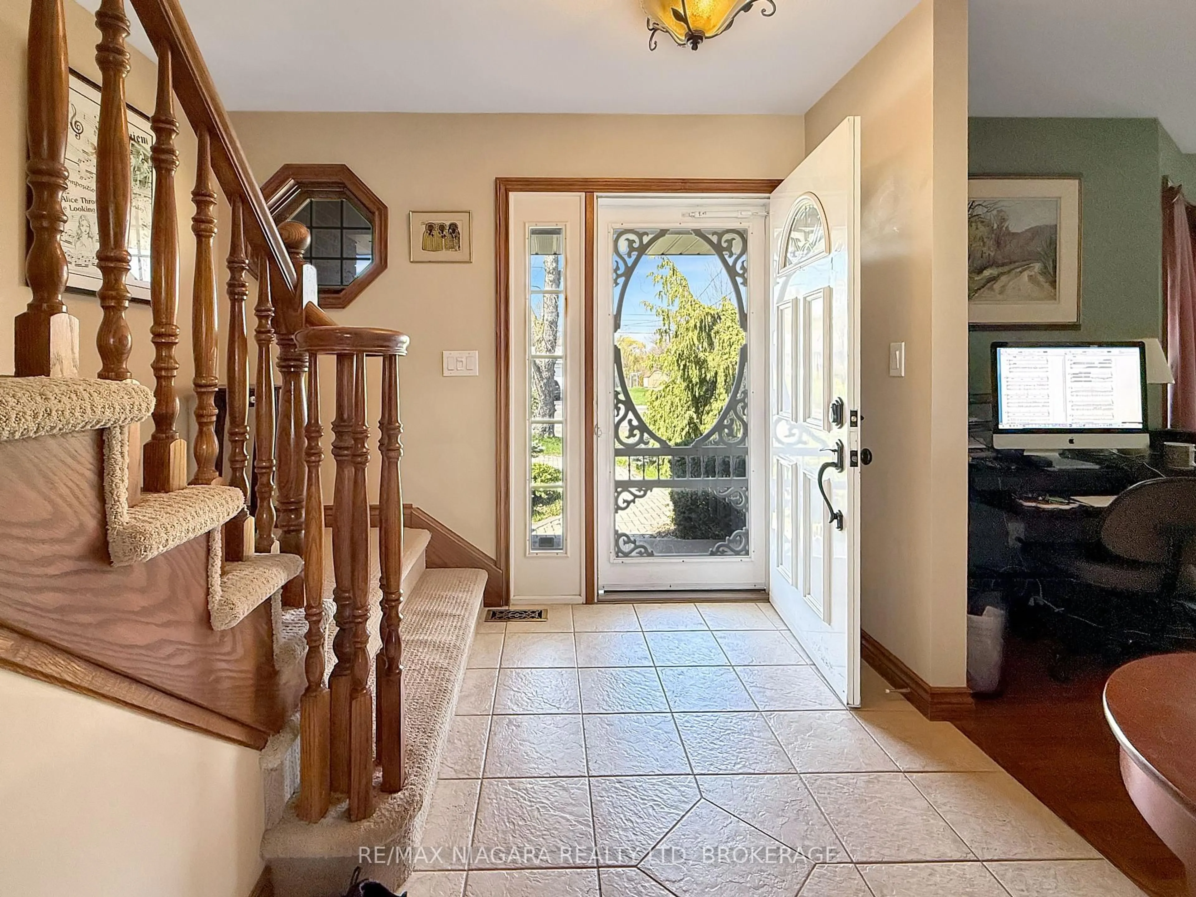 Indoor entryway for 430 Gorham Rd, Fort Erie Ontario L0S 1N0