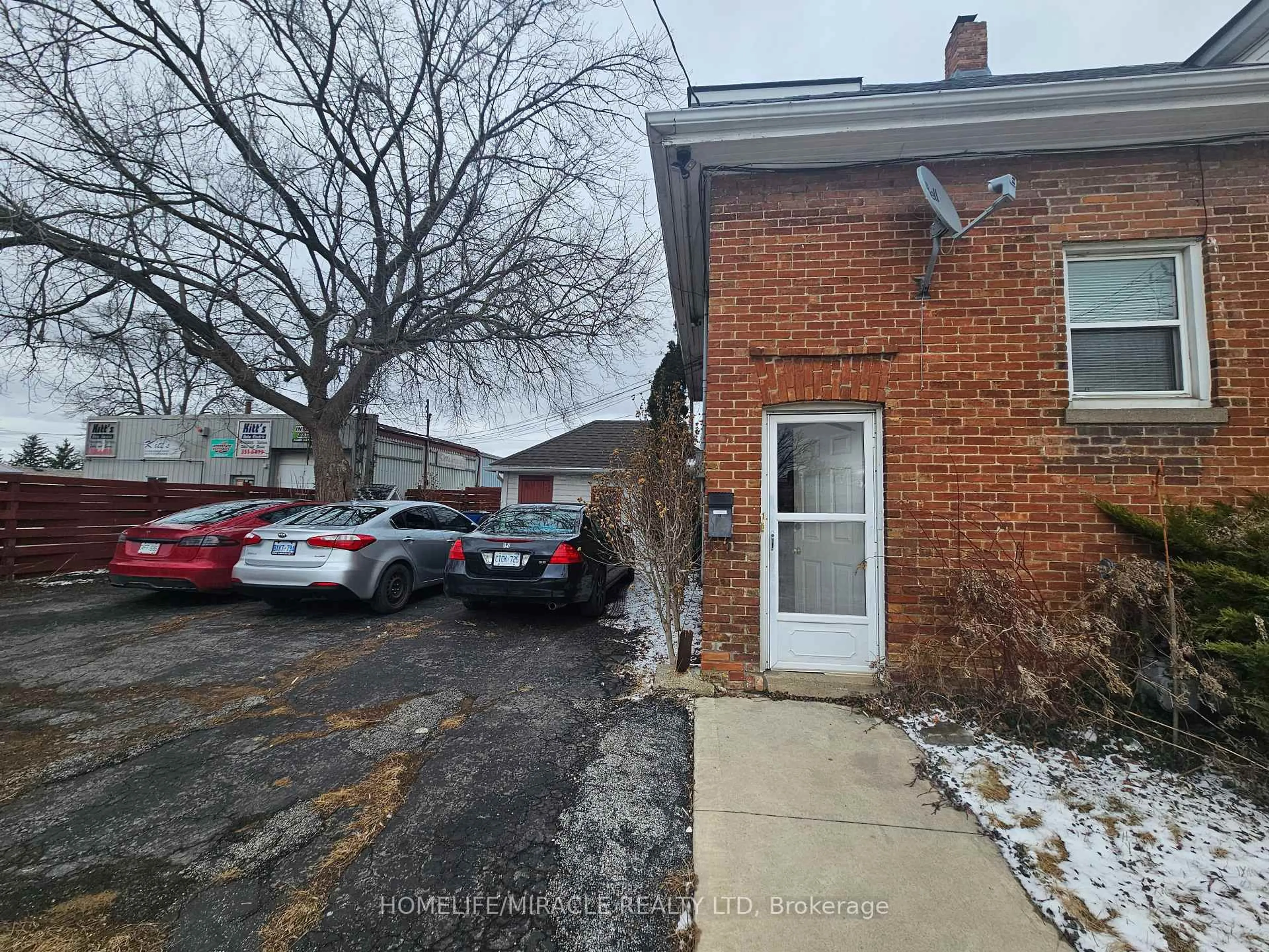 A pic from outside/outdoor area/front of a property/back of a property/a pic from drone, street for 201 Grand Ave, Chatham-Kent Ontario N7L 1C2
