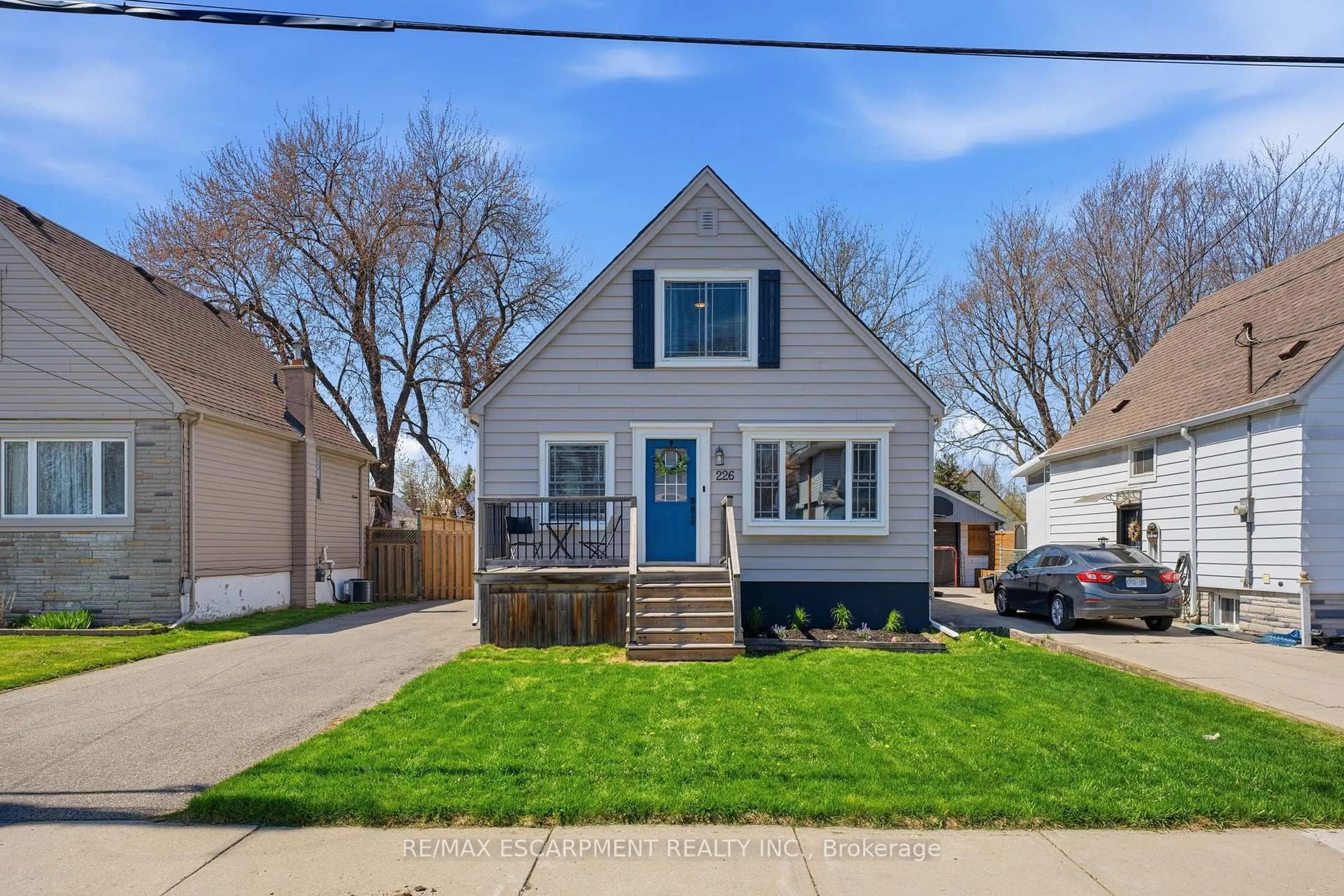 Home with vinyl exterior material, street for 226 East 27th St, Hamilton Ontario L8V 3G4