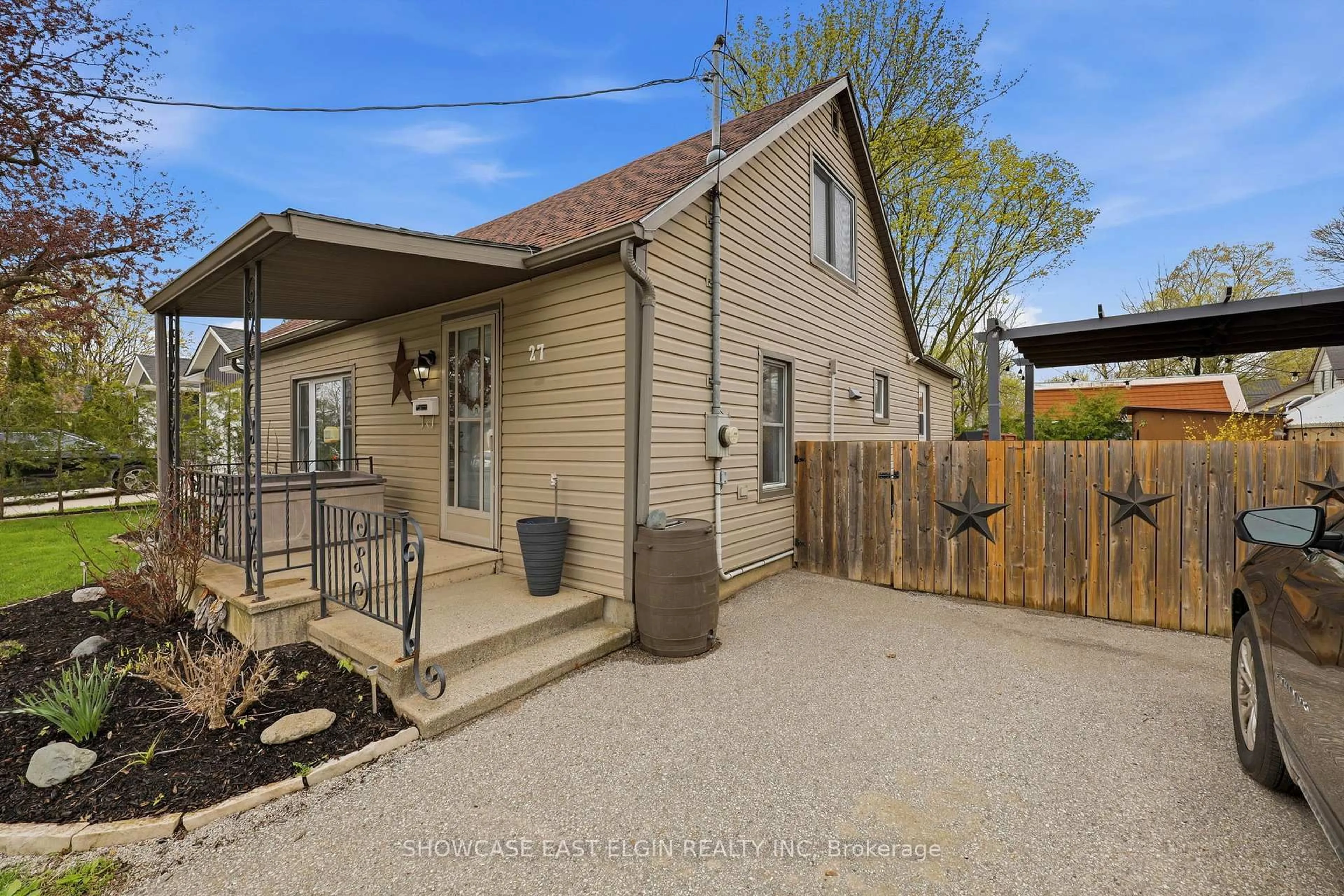 A pic from outside/outdoor area/front of a property/back of a property/a pic from drone, street for 27 Linden St, Aylmer Ontario N5H 1Y7