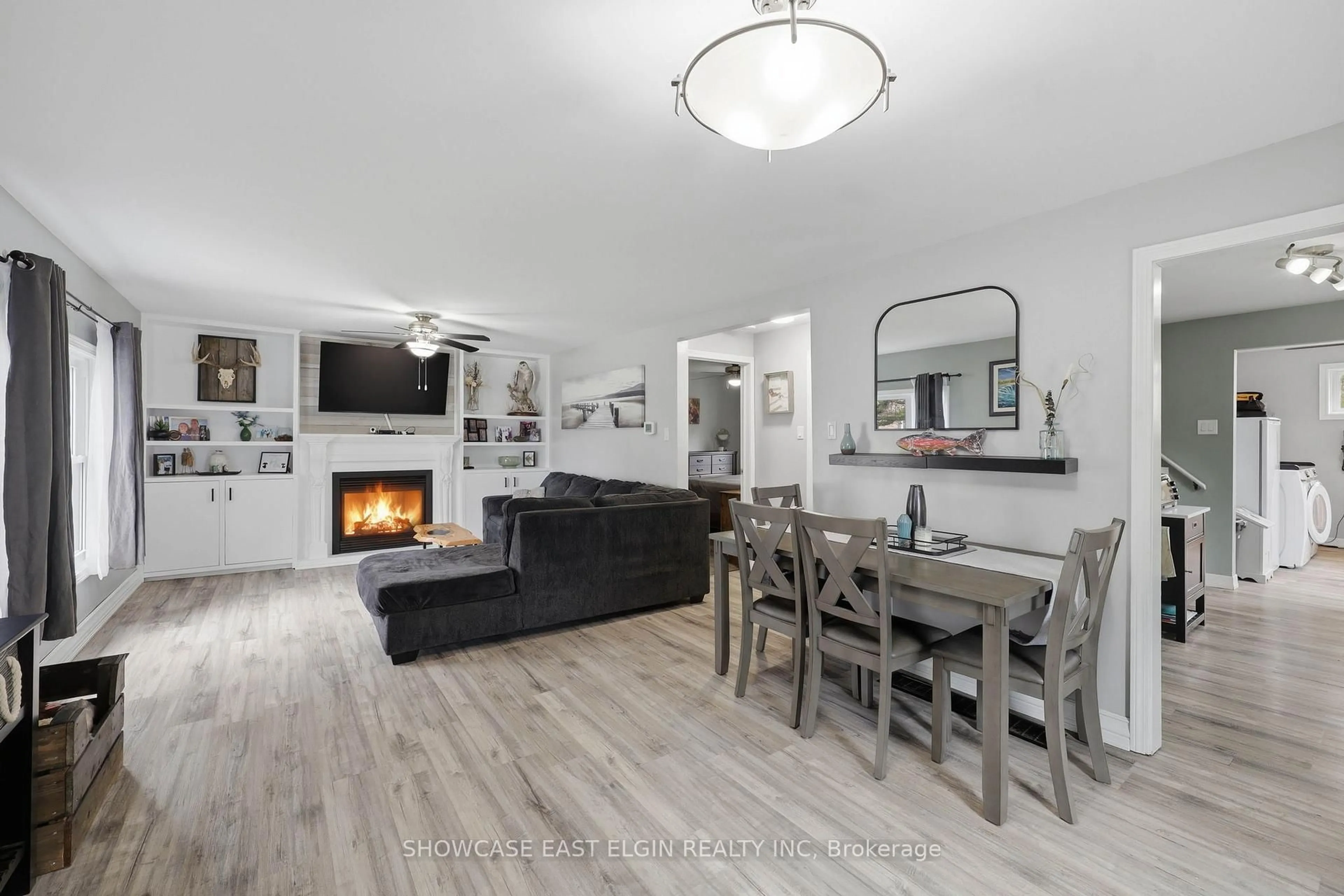 Living room with furniture, wood/laminate floor for 27 Linden St, Aylmer Ontario N5H 1Y7