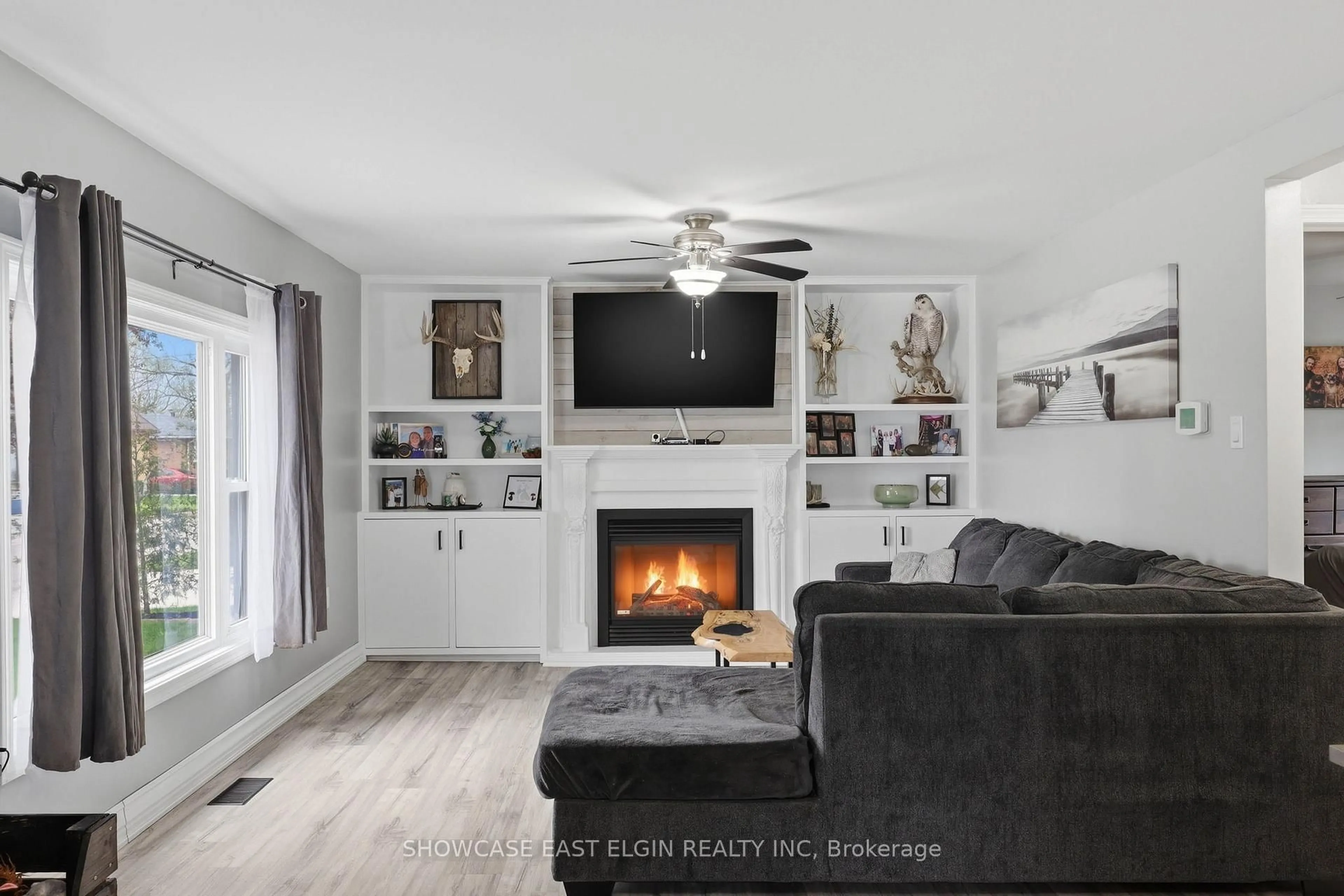 Living room with furniture, unknown for 27 Linden St, Aylmer Ontario N5H 1Y7