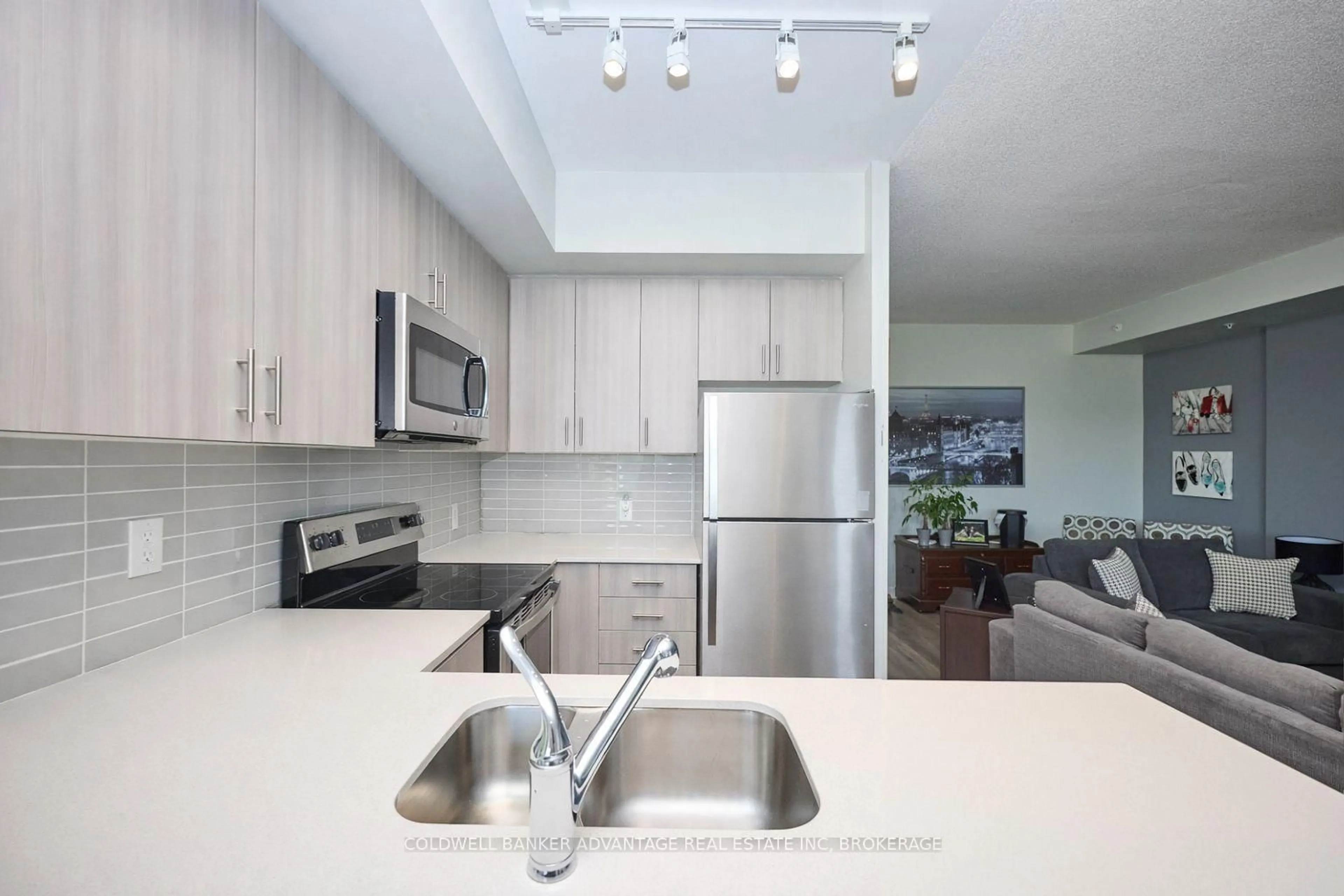 Standard kitchen, unknown for 550 North Service Rd #610, Grimsby Ontario L3M 0H9