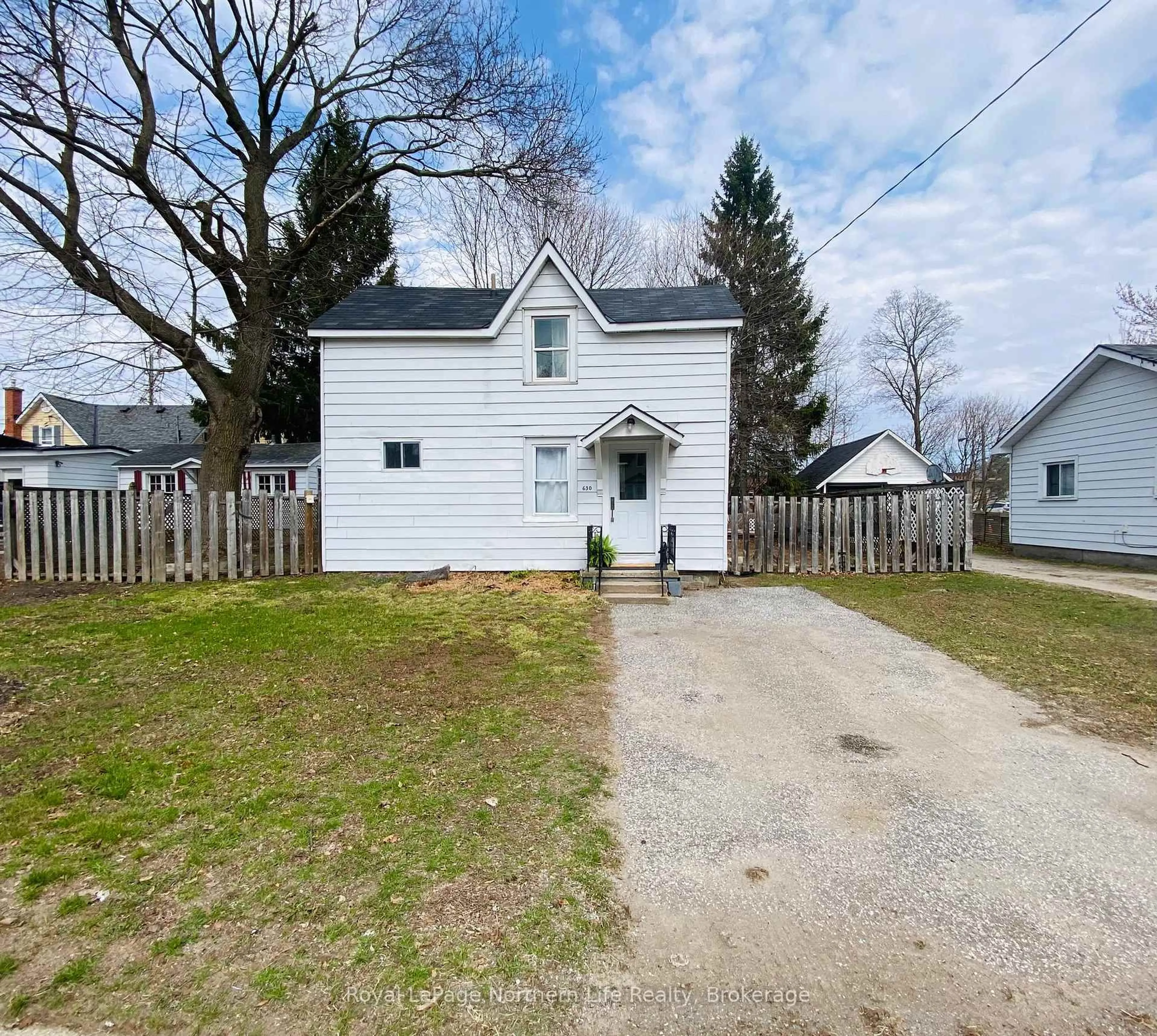 A pic from outside/outdoor area/front of a property/back of a property/a pic from drone, street for 630 First St, Gravenhurst Ontario P1P 1K1