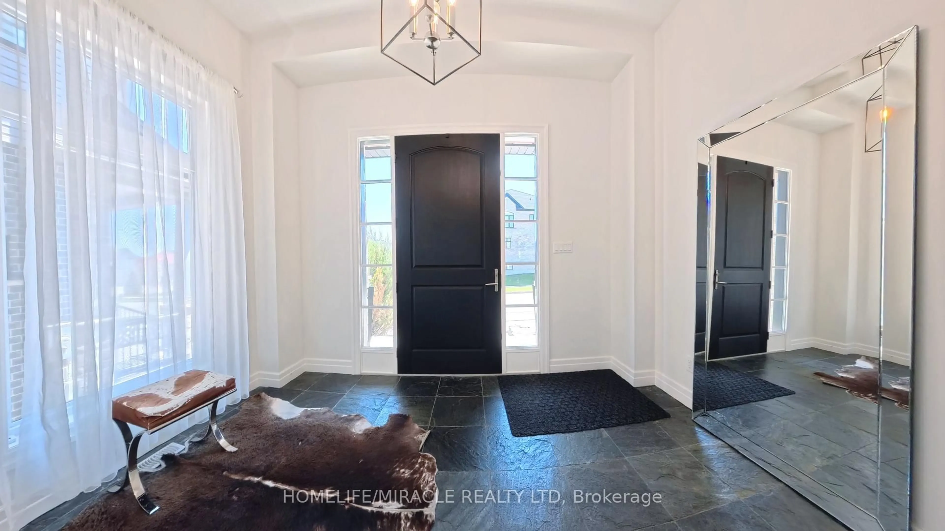 Indoor entryway for 102 Deer Creek St, Kitchener Ontario N2A 4B8