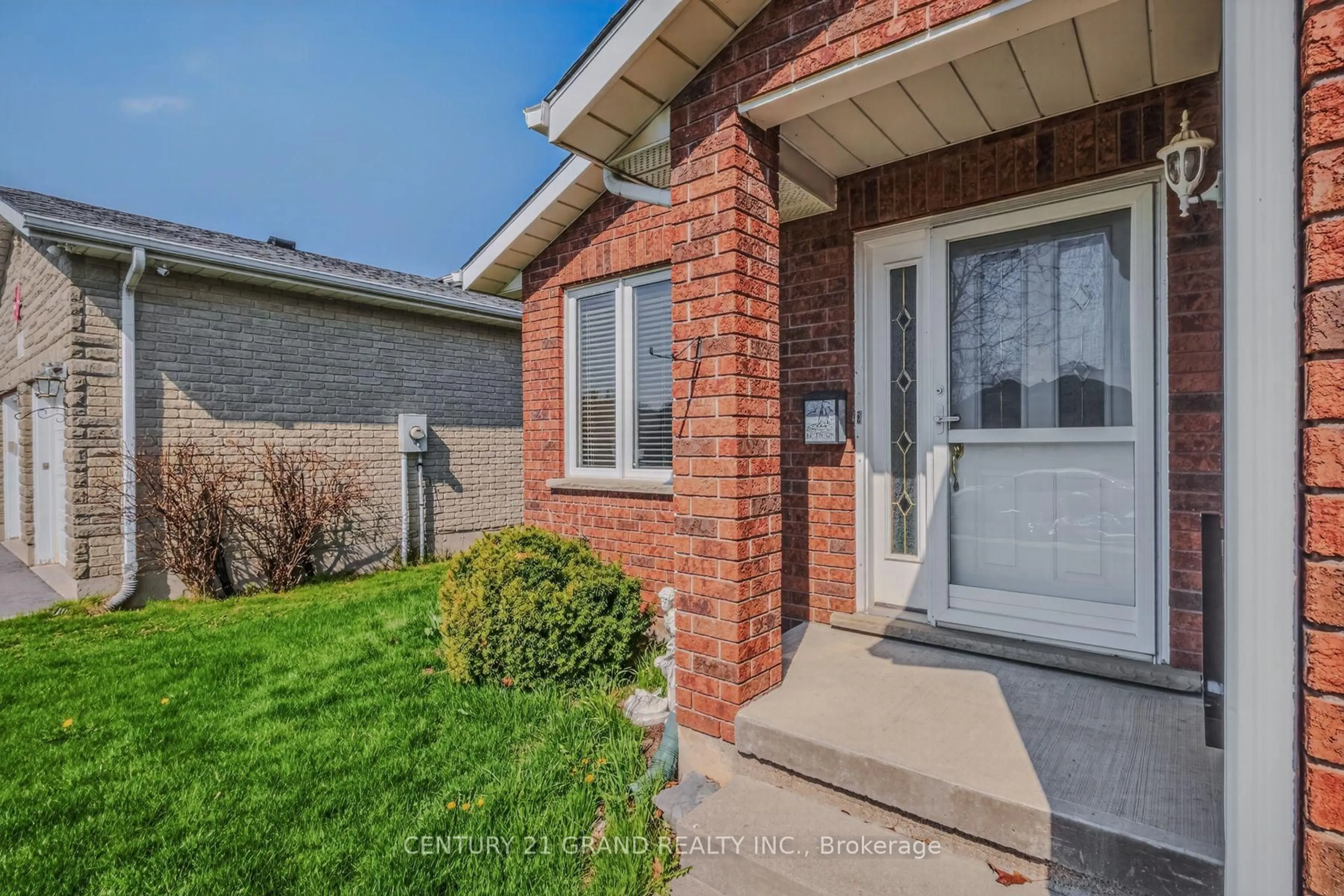 Home with brick exterior material, street for 44 Donegal Dr, Brantford Ontario N3T 6K8