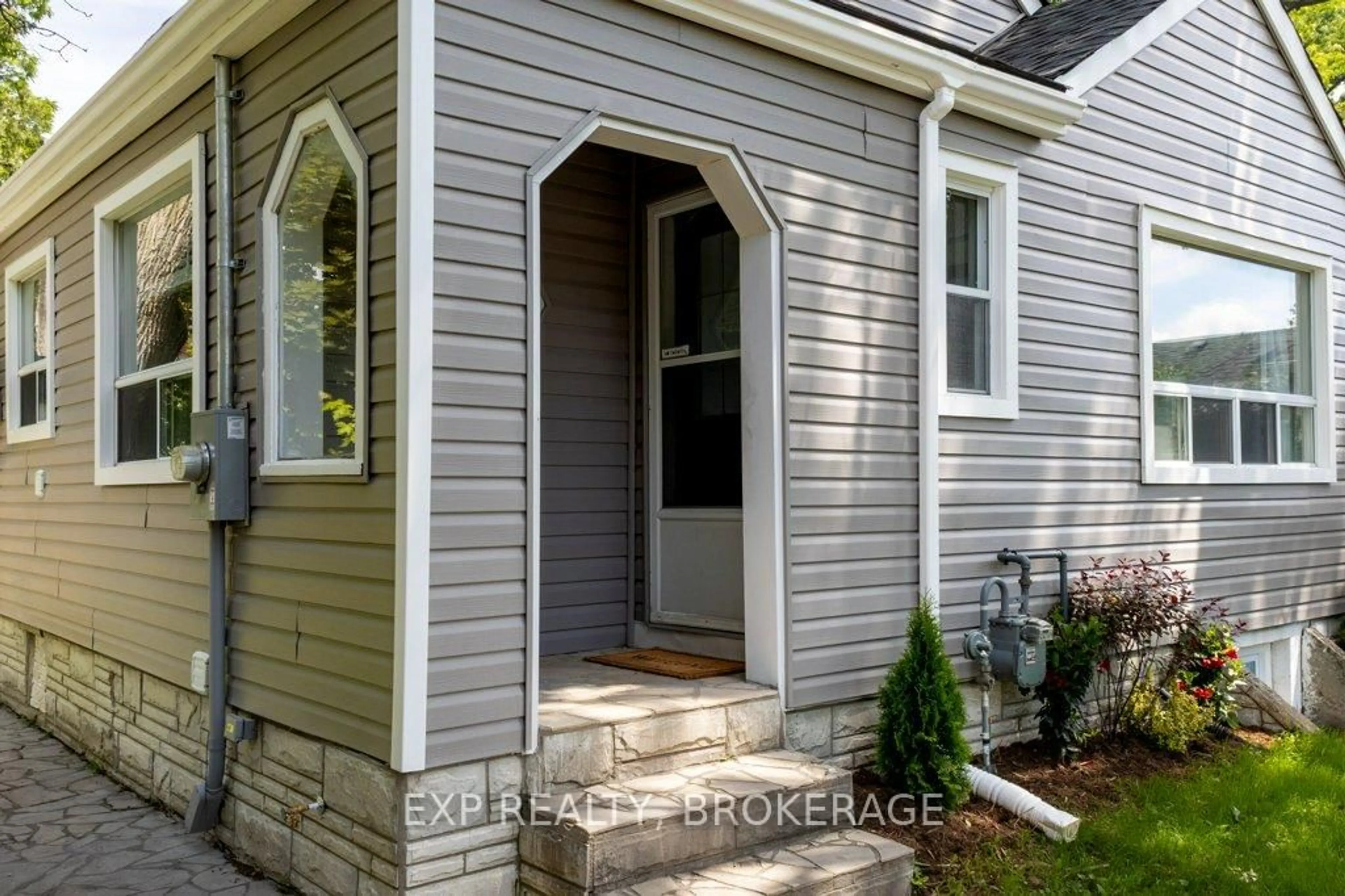 Home with vinyl exterior material, street for 19 Scott St, Kingston Ontario K7L 1L3