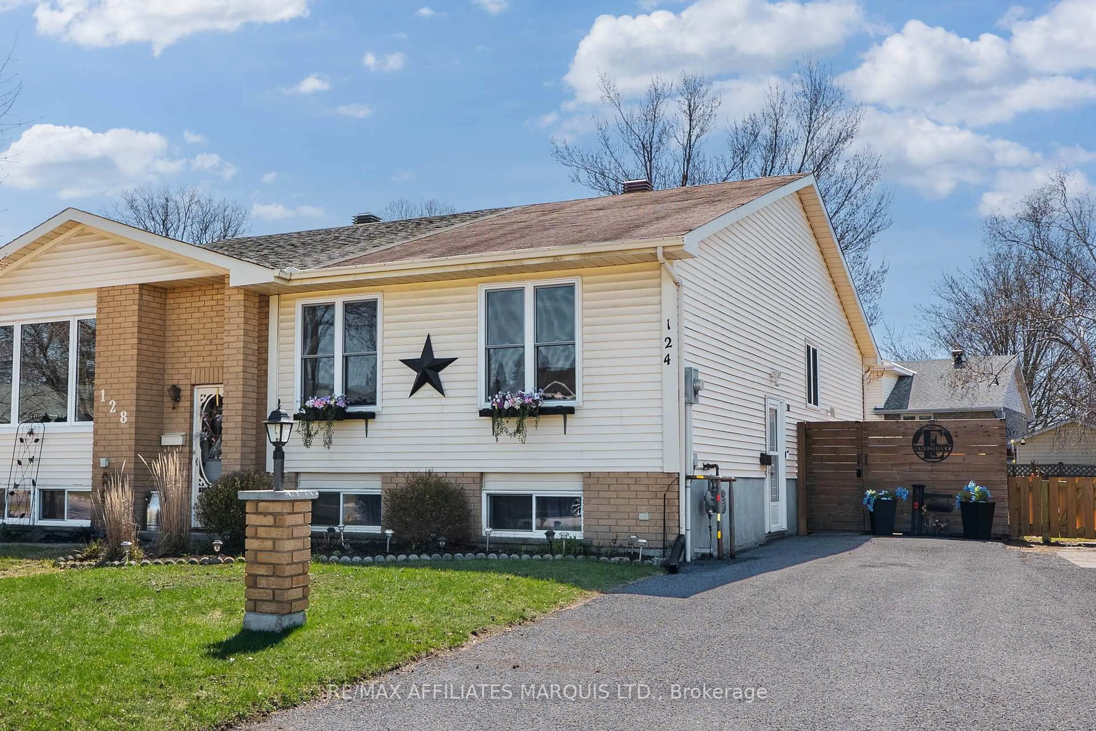 Home with vinyl exterior material, street for 124 Northwoods Cres, Cornwall Ontario K6H 6X3