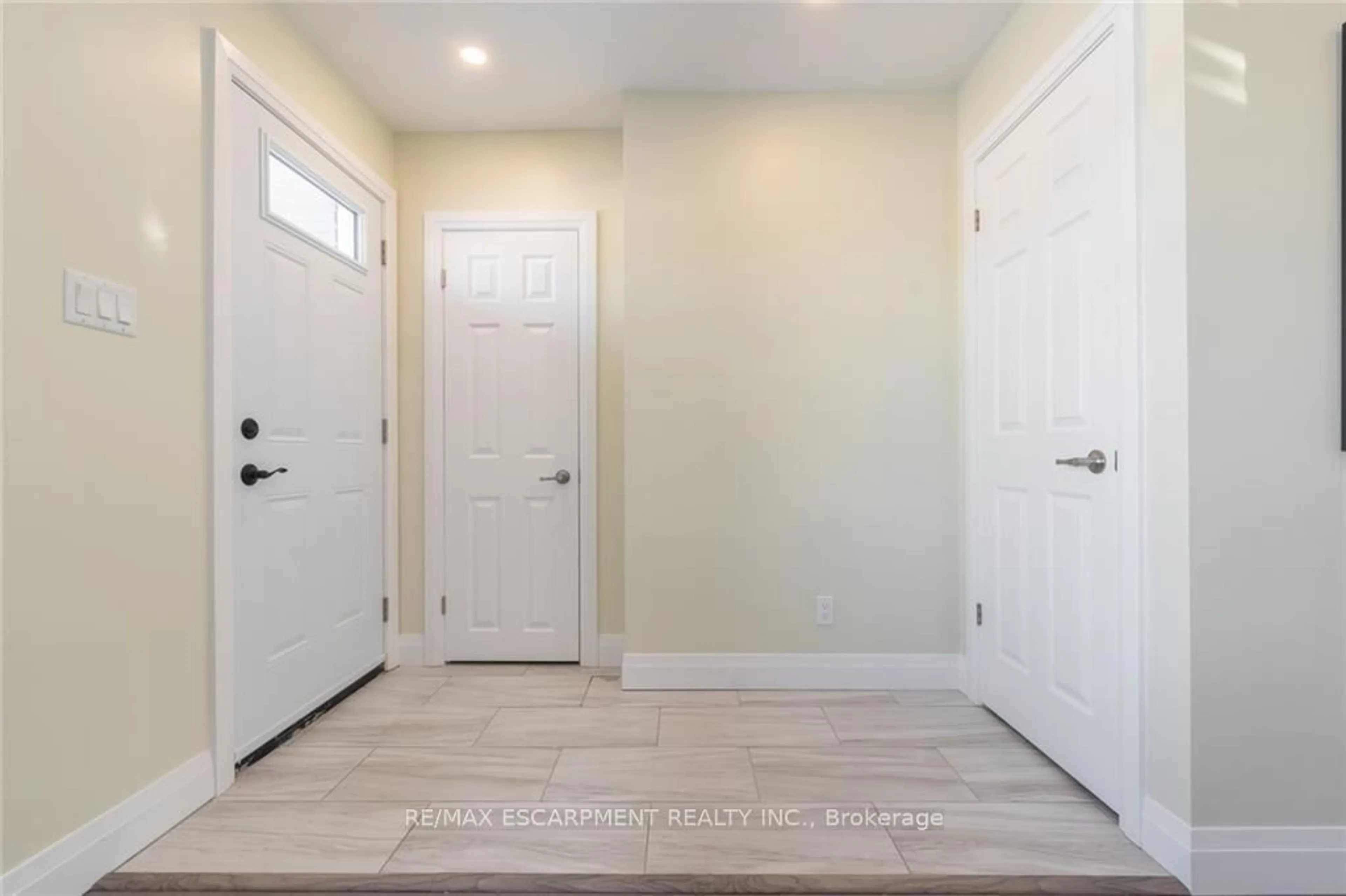 Indoor entryway for 58 Sandalwood Ave, Hamilton Ontario L8T 2E3