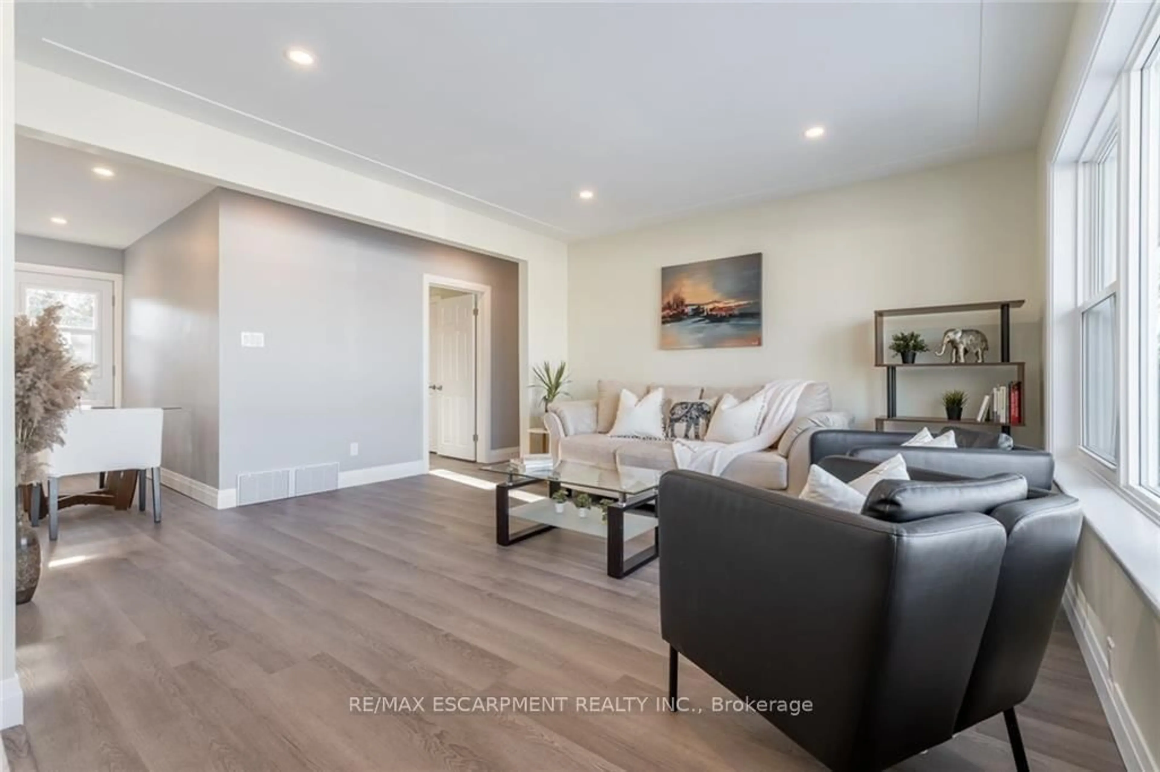 Living room with furniture, wood/laminate floor for 58 Sandalwood Ave, Hamilton Ontario L8T 2E3