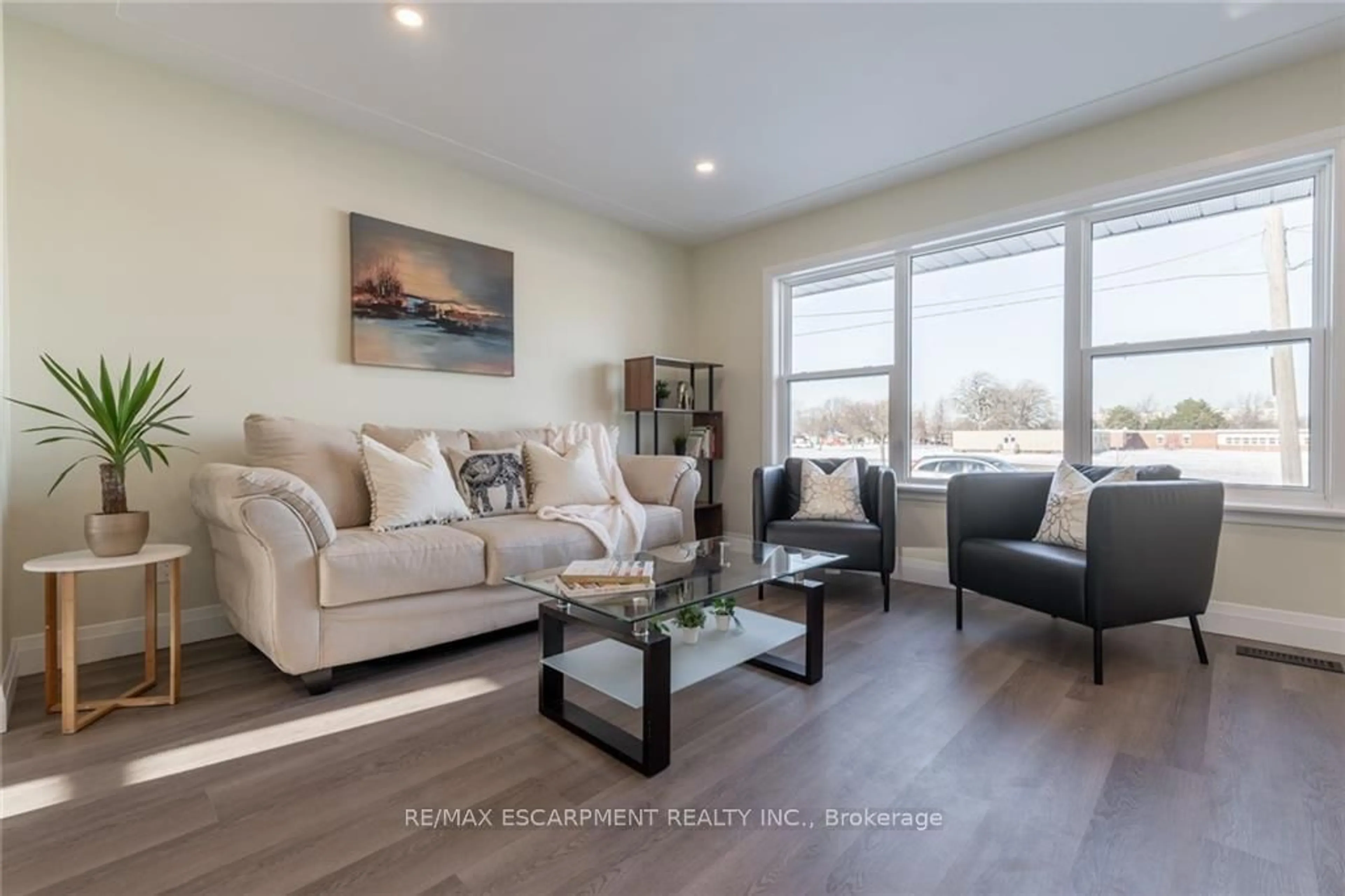 Living room with furniture, unknown for 58 Sandalwood Ave, Hamilton Ontario L8T 2E3