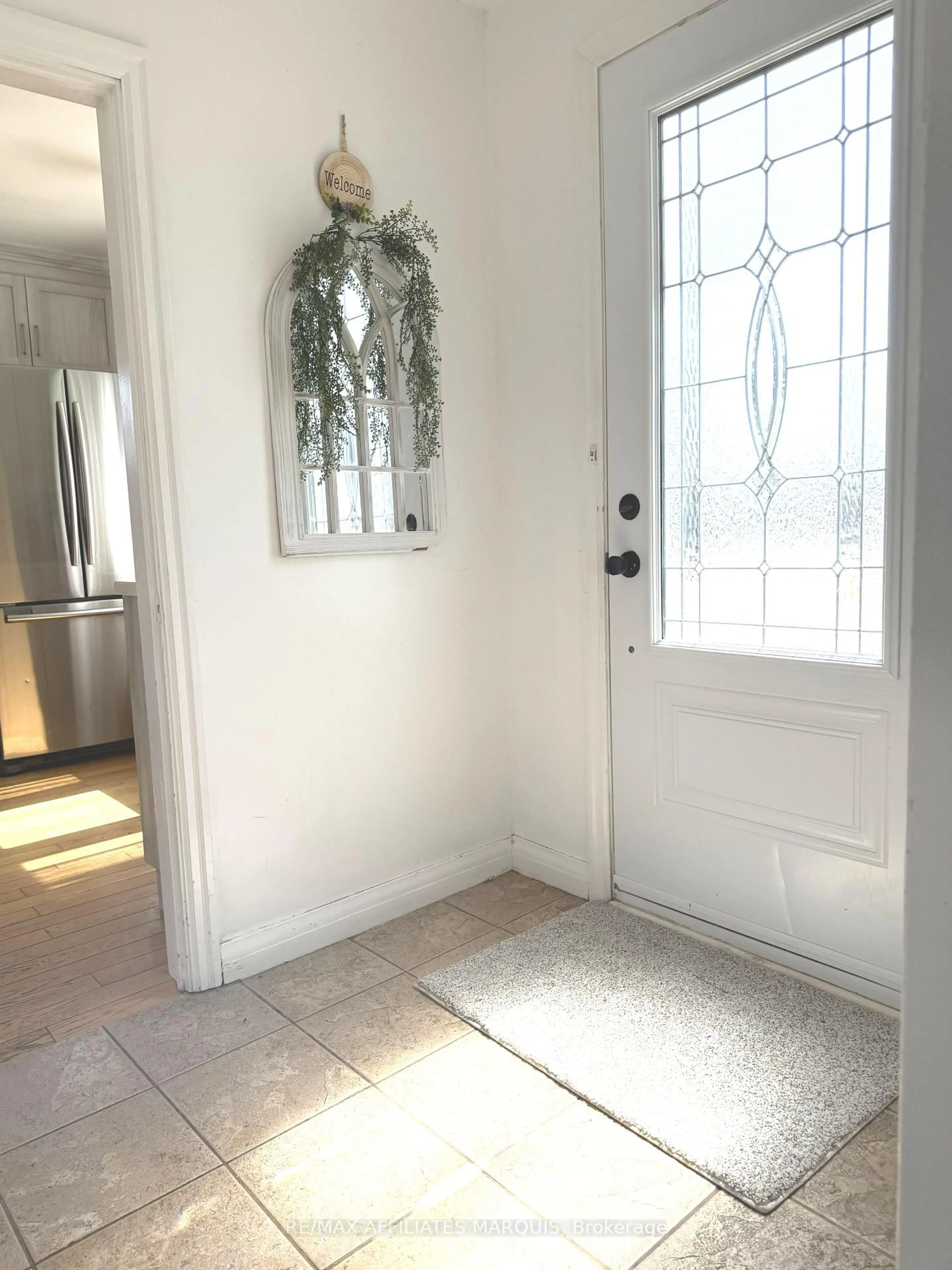 Indoor entryway for 33 Mary St, Smiths Falls Ontario K7A 3R2